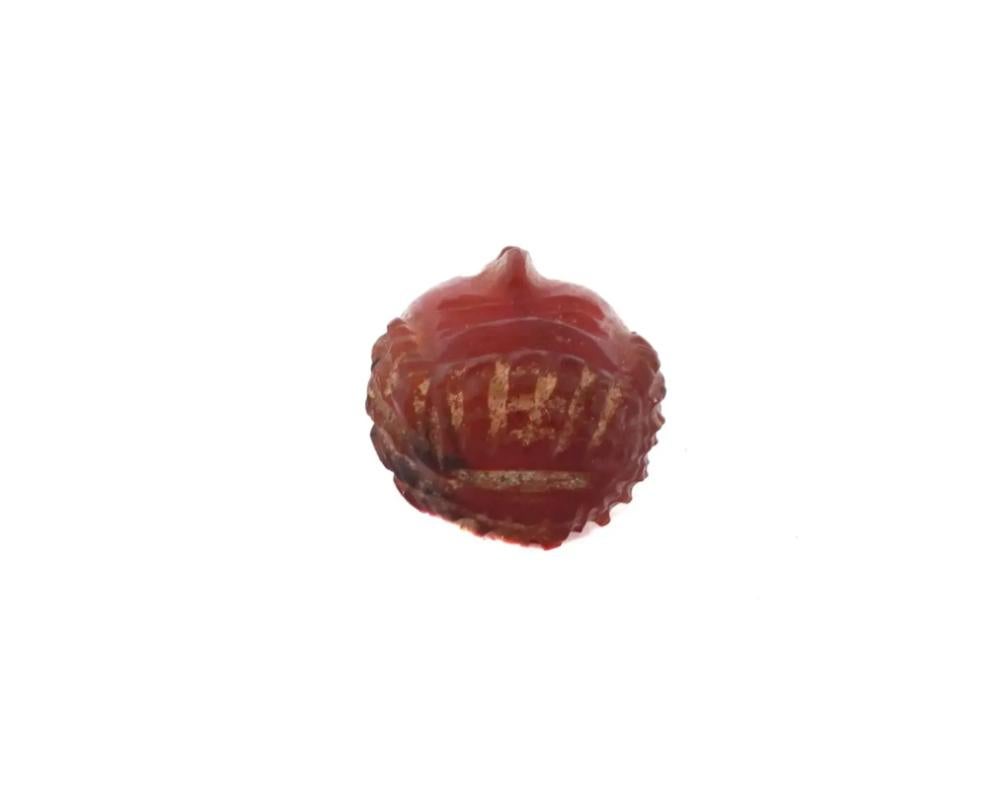 Ancienne perle en taille-douce à tête d'agate sculptée Susanienne Unisexe en vente