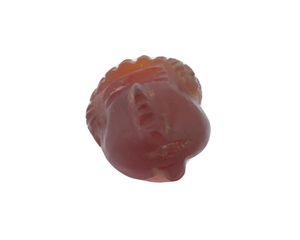 Ancienne perle en taille-douce à tête d'agate sculptée Susanienne en vente 1