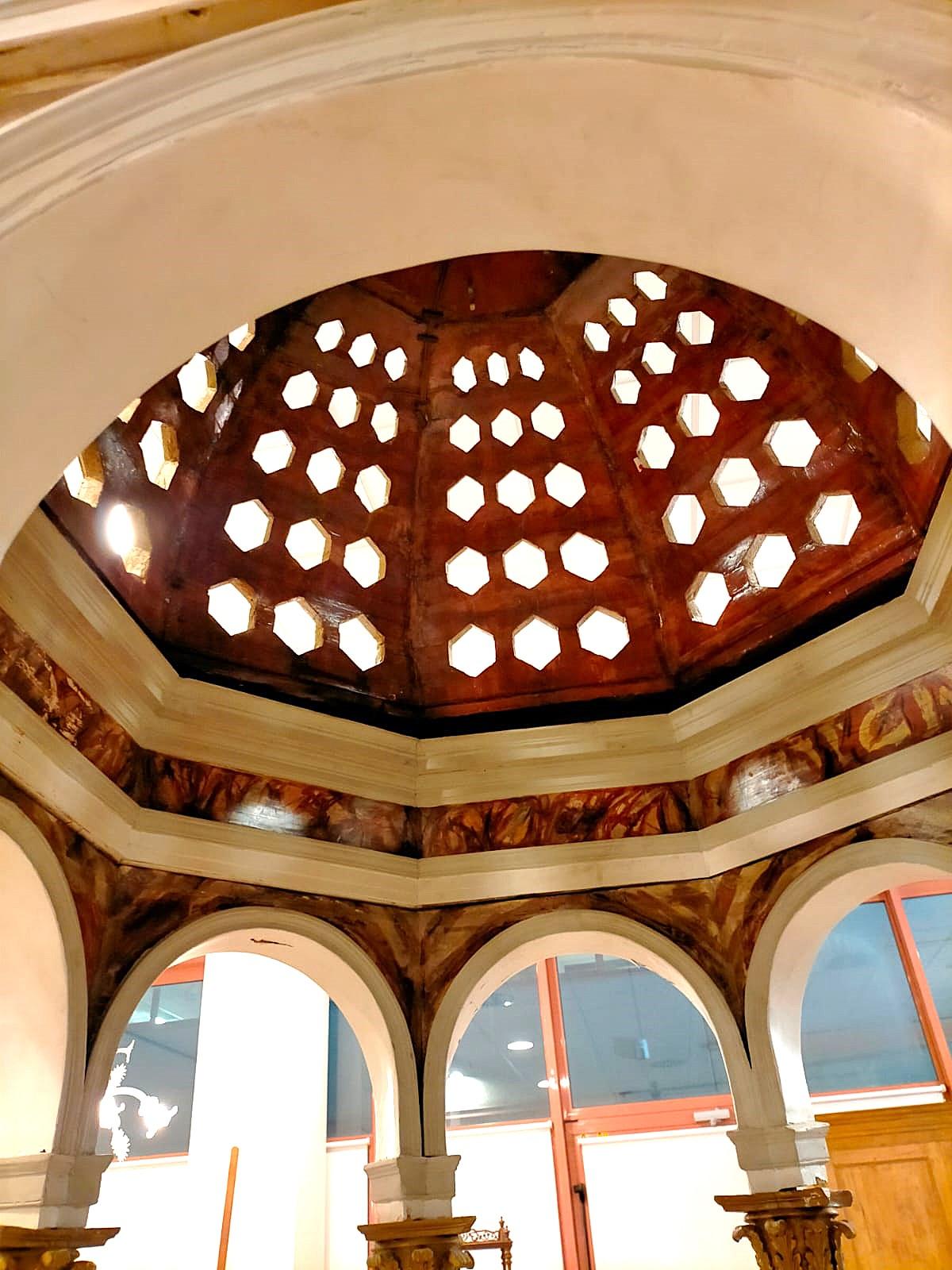Antiker Tempel aus lackiertem Holz aus dem Ende der 1800er Jahre (Handgeschnitzt) im Angebot