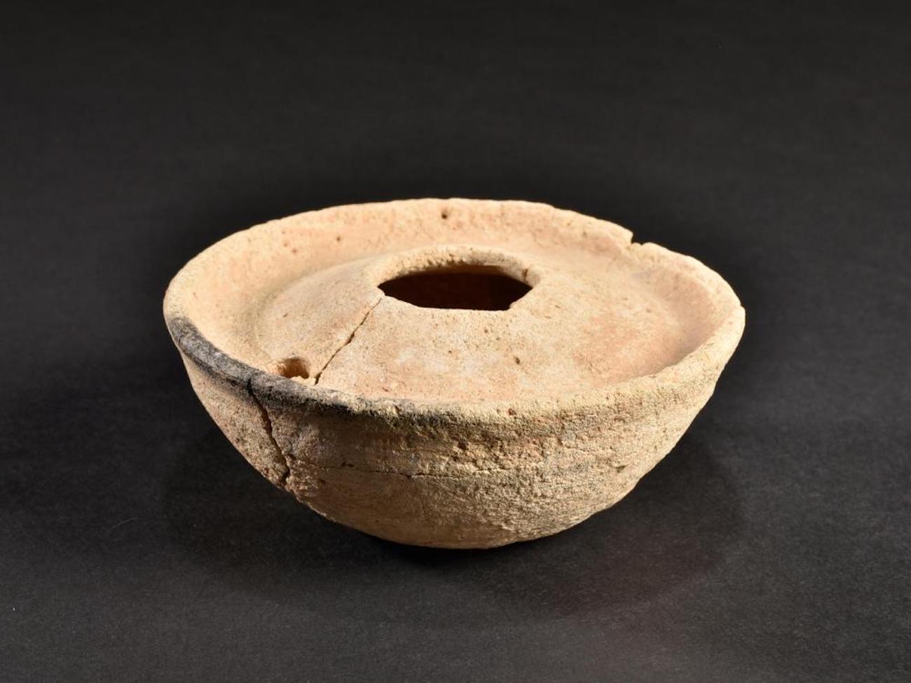 Description: Oil lamp
Byzantine, 6th-7th century AD
Terracotta. H 3.8 cm. Ø 8.6 cm.

Provenance:
Collection Dr. C.N., North Rhine-Westphalia 1990s

Oil lamps reveal more about life in antiquity than their practical function as illumination