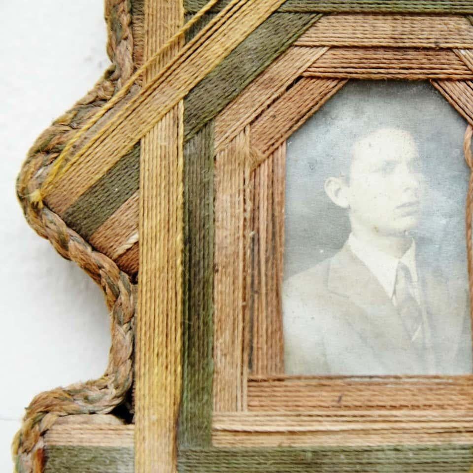 Telaio in tessuto antico di manifattura sconosciuta.    In condizioni originali, con lievi usure dovute all'età e all'uso, che conservano una bella patina.   