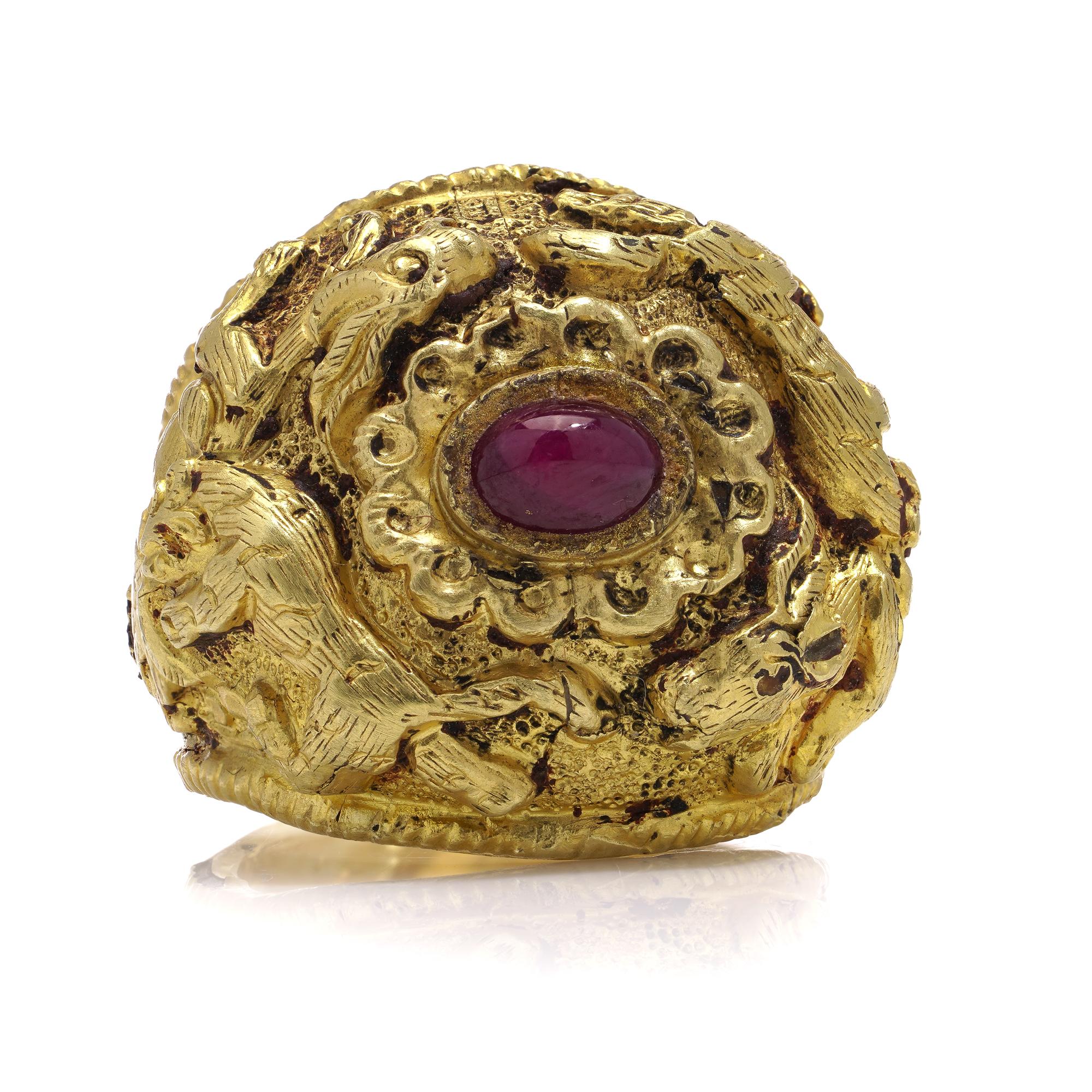 Ancient Thailand 20kt yellow gold ruby ring with a hunting scenes For Sale 5