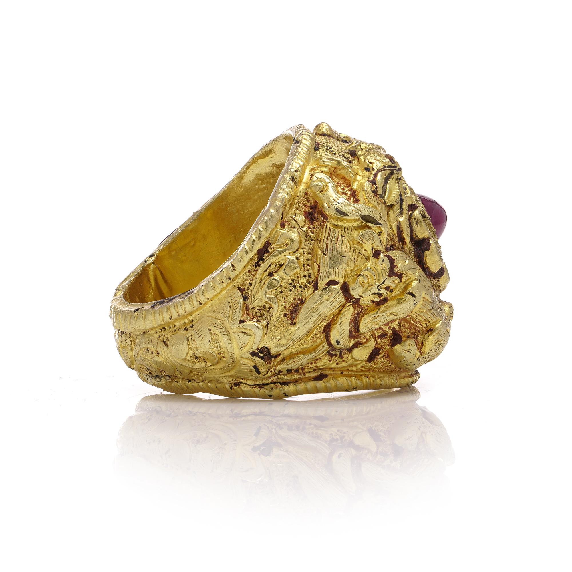 Cabochon Ancient Thailand 20kt yellow gold ruby ring with a hunting scenes For Sale