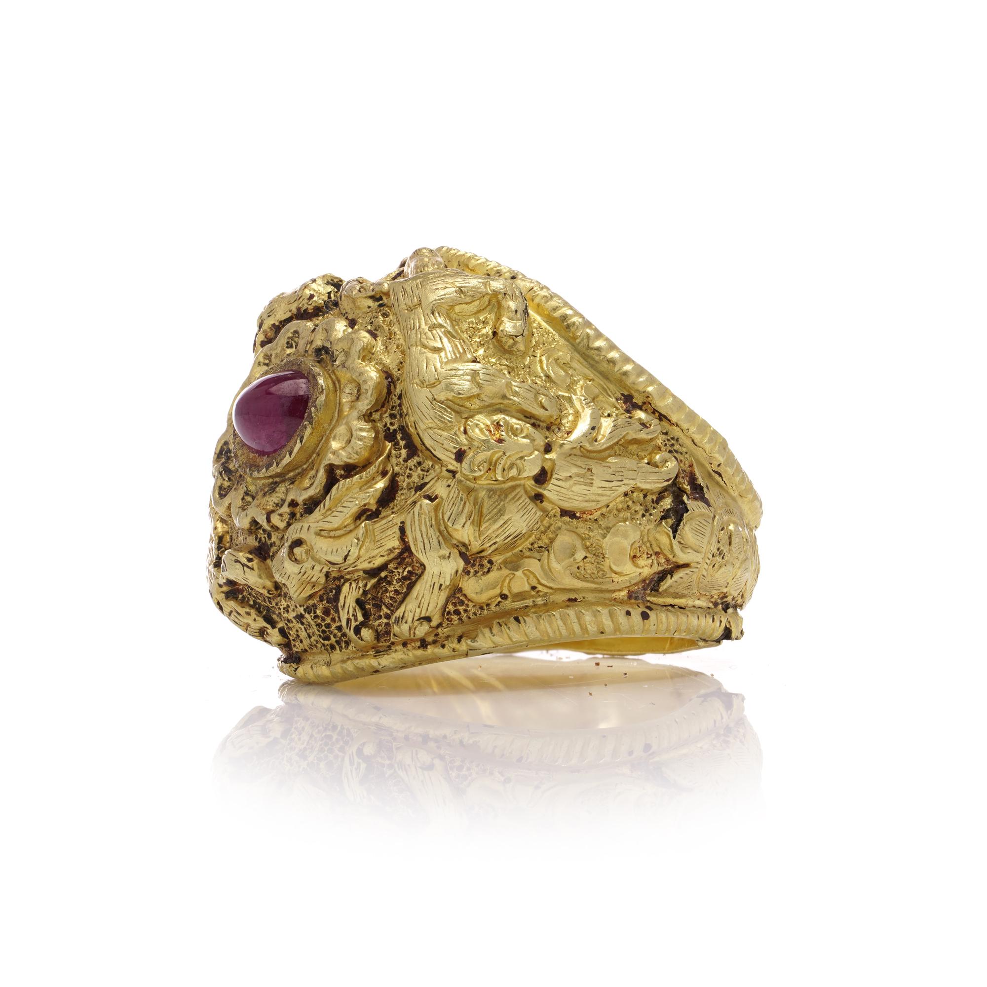Women's or Men's Ancient Thailand 20kt yellow gold ruby ring with a hunting scenes For Sale