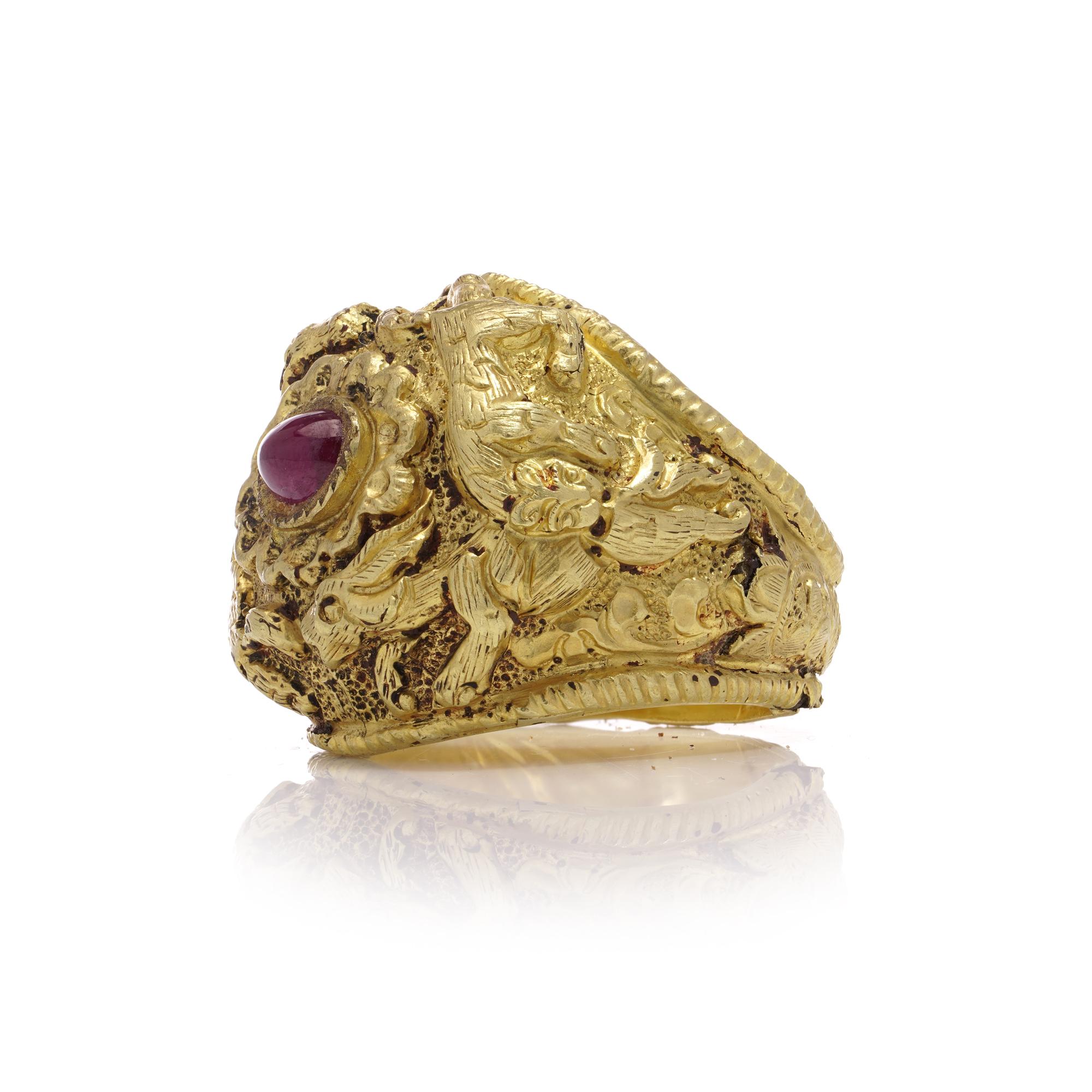 Ancient Thailand 20kt yellow gold ruby ring with a hunting scenes In Good Condition For Sale In Braintree, GB