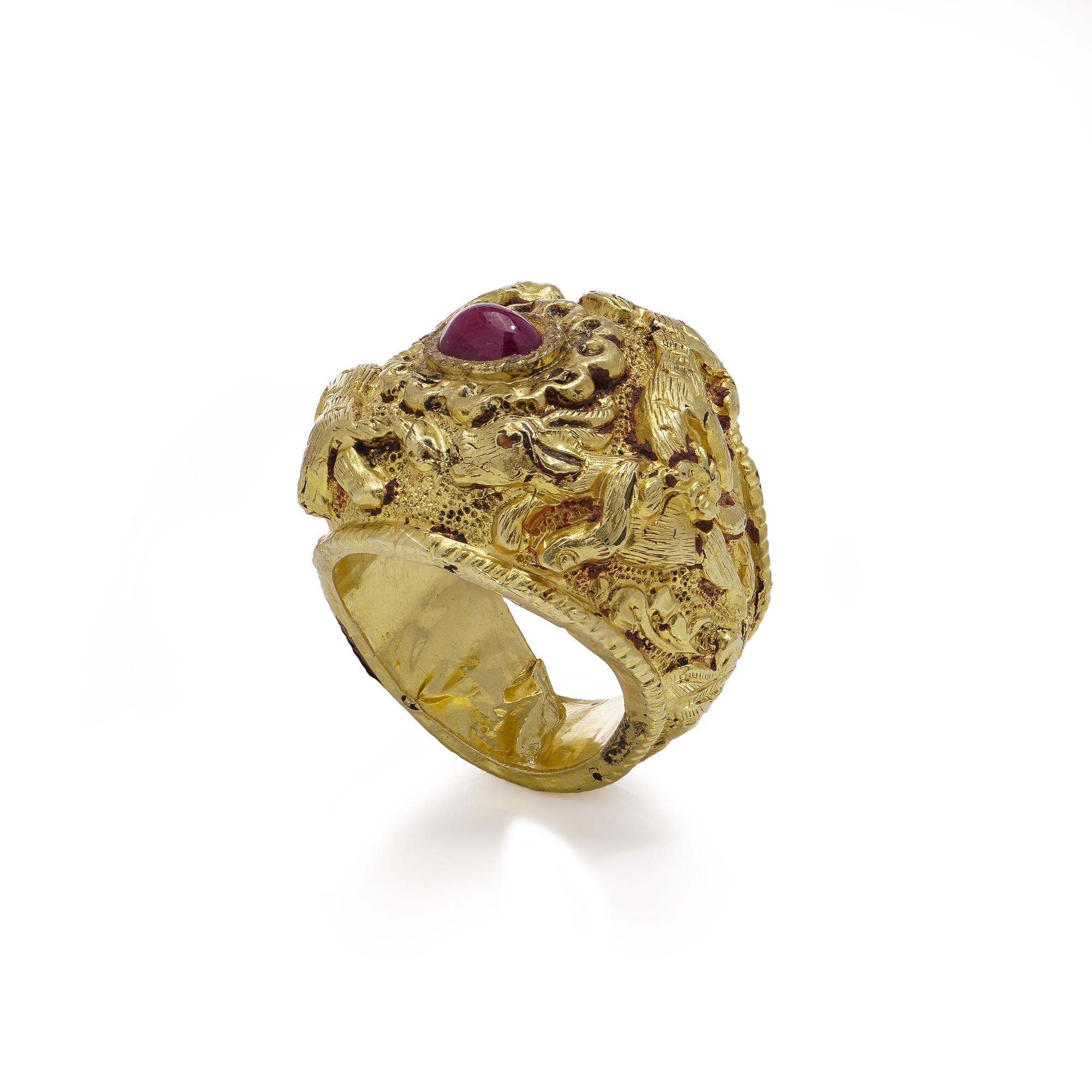 Ancient Thailand 20kt yellow gold ruby ring with a hunting scenes For Sale 3