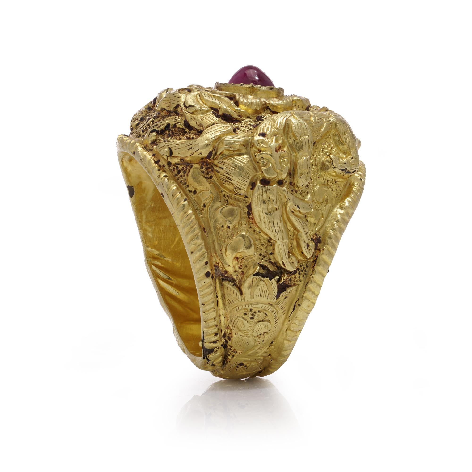 Ancient Thailand 20kt yellow gold ruby ring with a hunting scenes For Sale 4