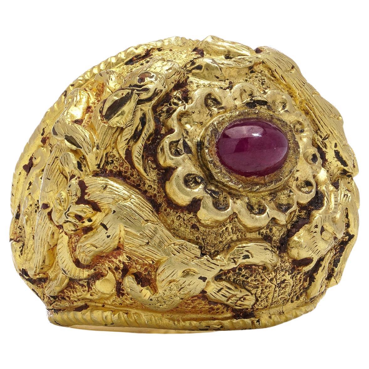 Ancient Thailand 20kt yellow gold ruby ring with a hunting scenes For Sale