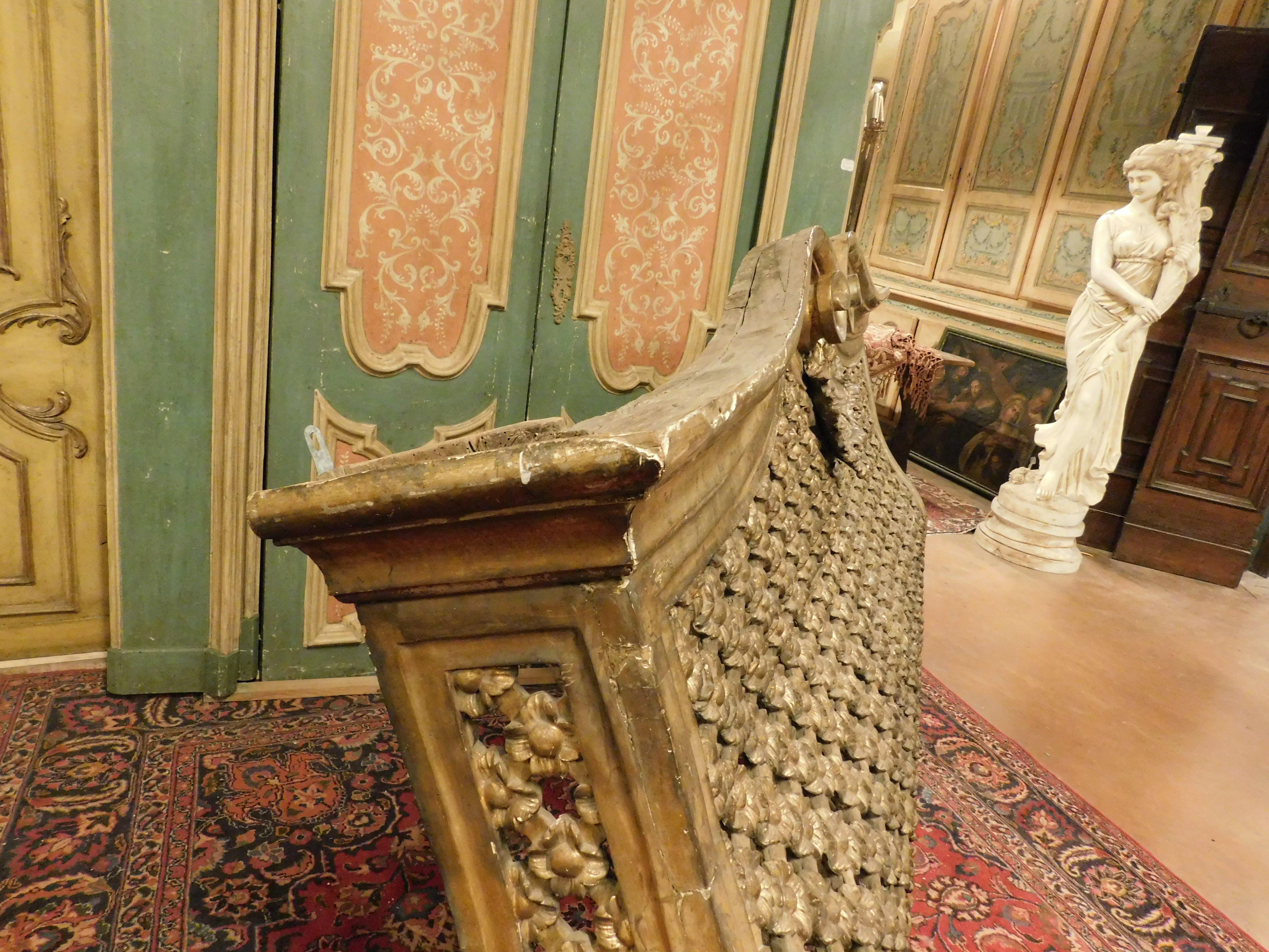 Antiker Theater- oder Kirchenbaldachin aus perforiertem und vergoldetem Holz, ''700 Venedig 1
