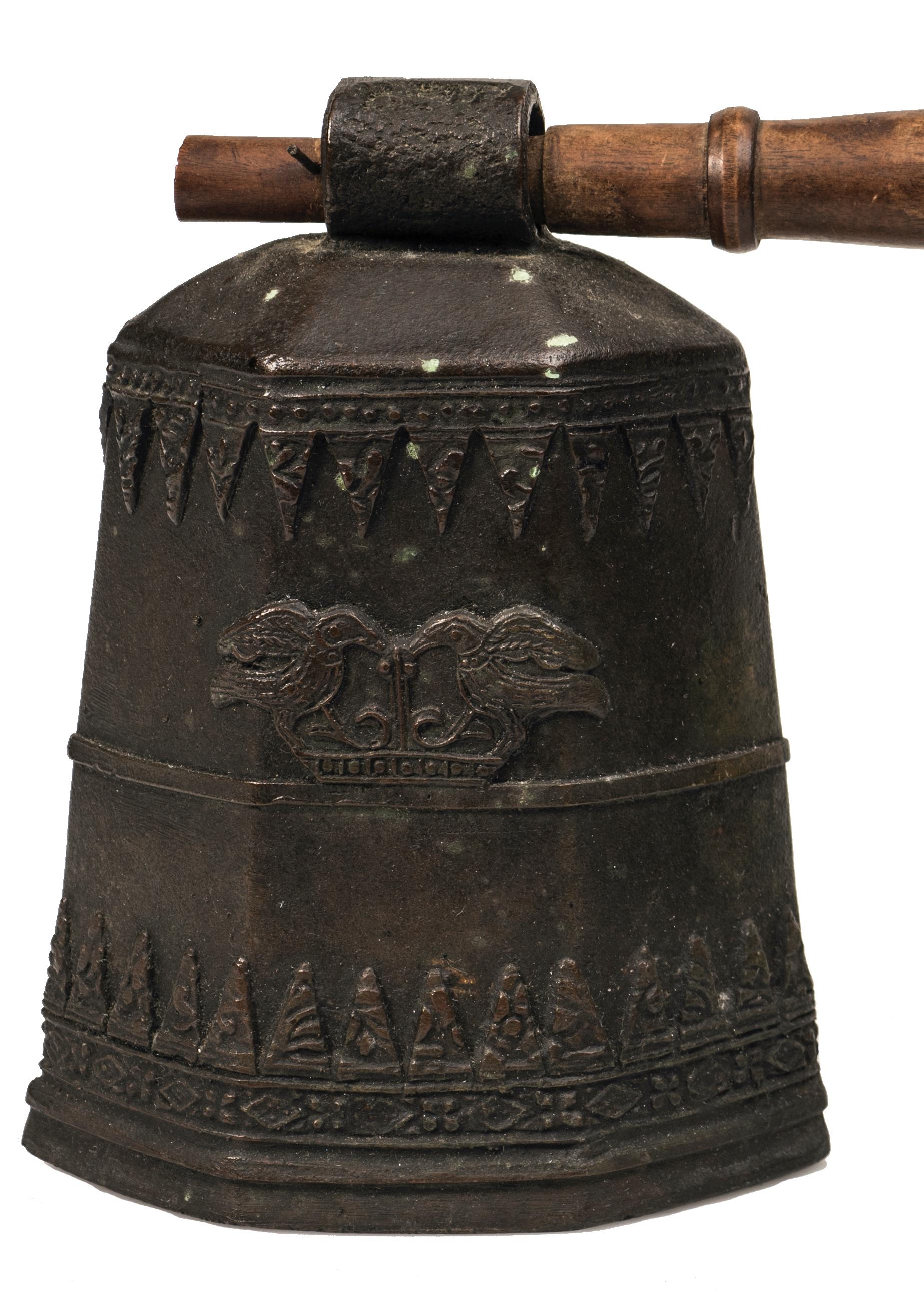 These Tibetan bells are a beautiful bronze decorative object realized in Tibet in the 19th century.

These pair of Tibetan bells are mounted on a carved wooden stick and are decorated with animal and vegetable motifs.

This object is shipped