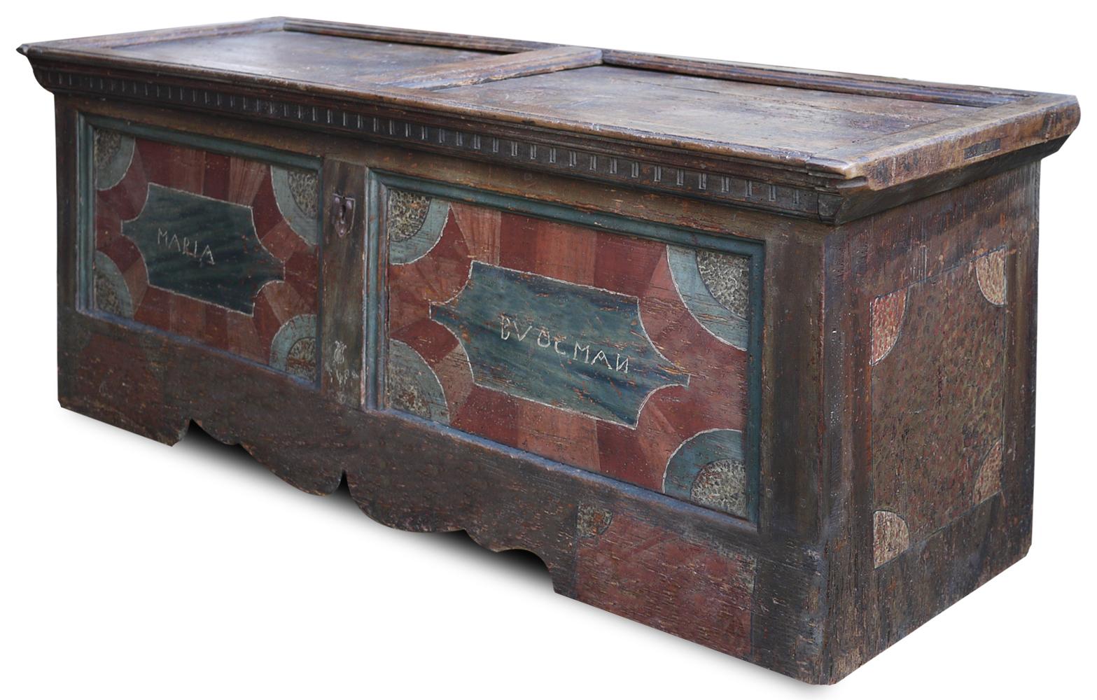 Ancient Tyrolean painted chest.

Measures: H. 70, L. 174, P. 63

Antique painted chest.
On the front it has two mirrors with geometric decorations and the name of the original clients. On the sides we find a similar geometric decoration.

All