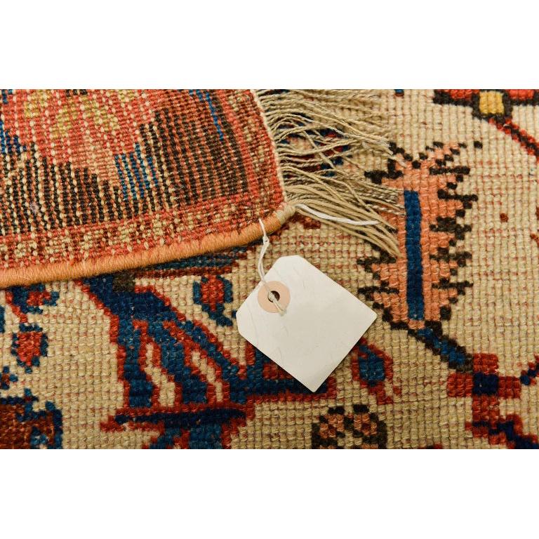 Ancien exemple unique de tapis nomade oriental.  les couleurs des laines sont végétales, à l'exception du noir du cadre, qui est l'oxyde de fer qui, avec le temps, a rougi la laine en surface : les collectionneurs le savent bien.
C'est l'une des