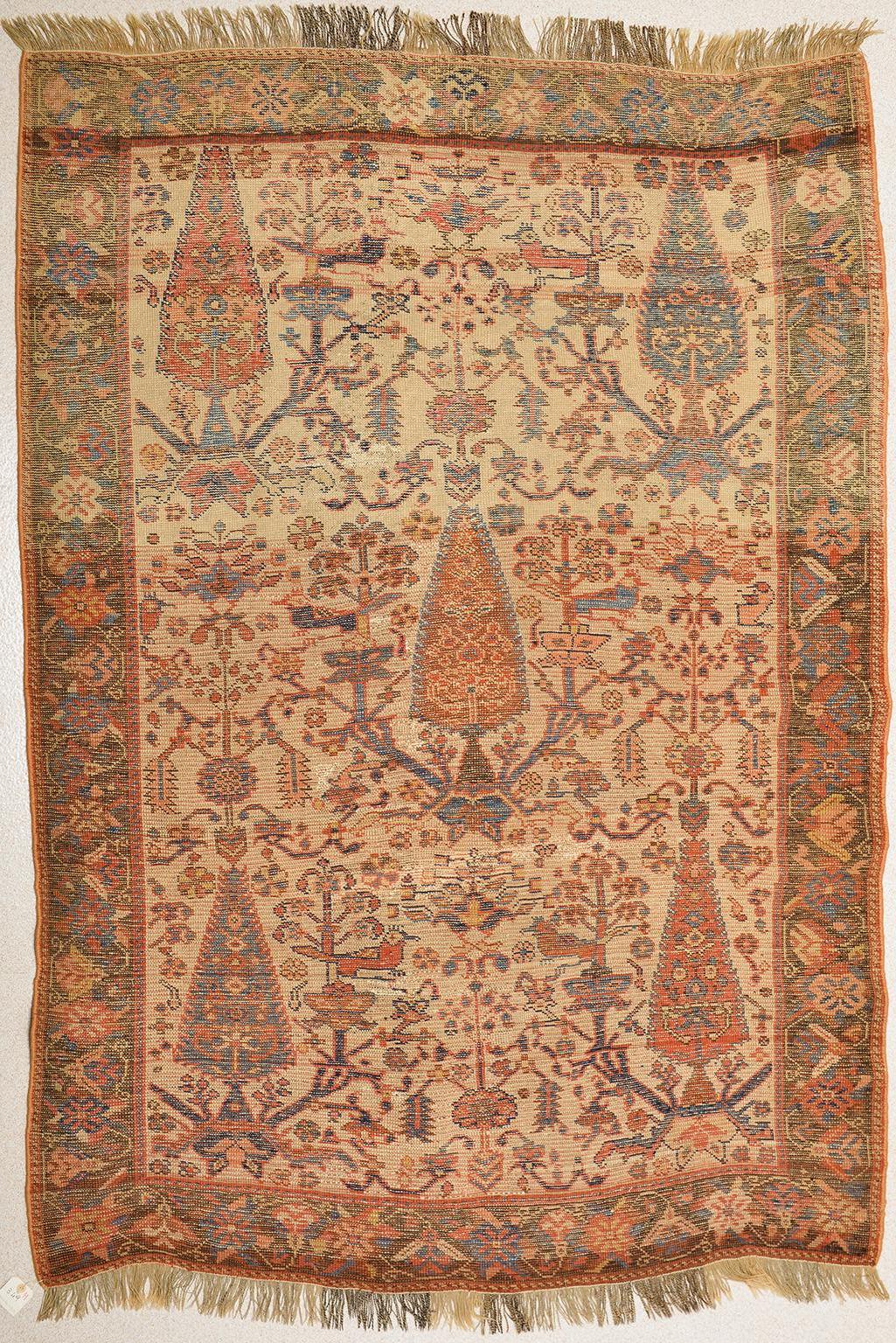 Centrasiatique Ancien spécimen unique du tapis oriental nomade en vente