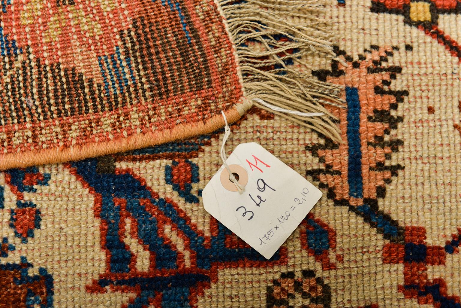 Noué à la main Ancien spécimen unique du tapis oriental nomade en vente
