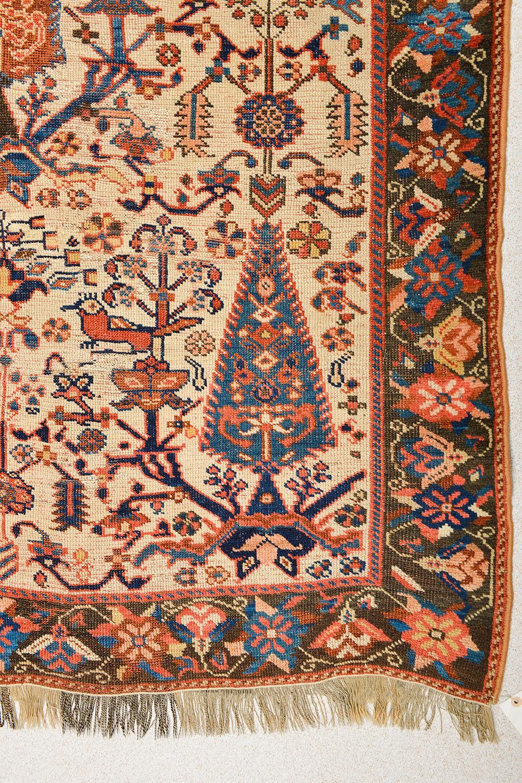 Ancien spécimen unique du tapis oriental nomade en vente 1