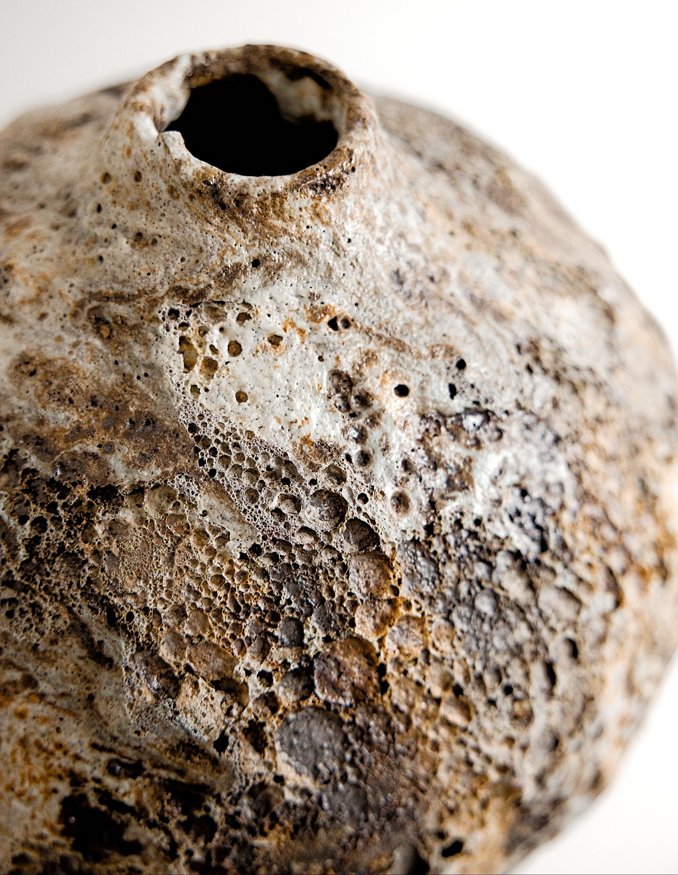 Vaso antico - Vaso di lava fatto a mano II in vendita 2