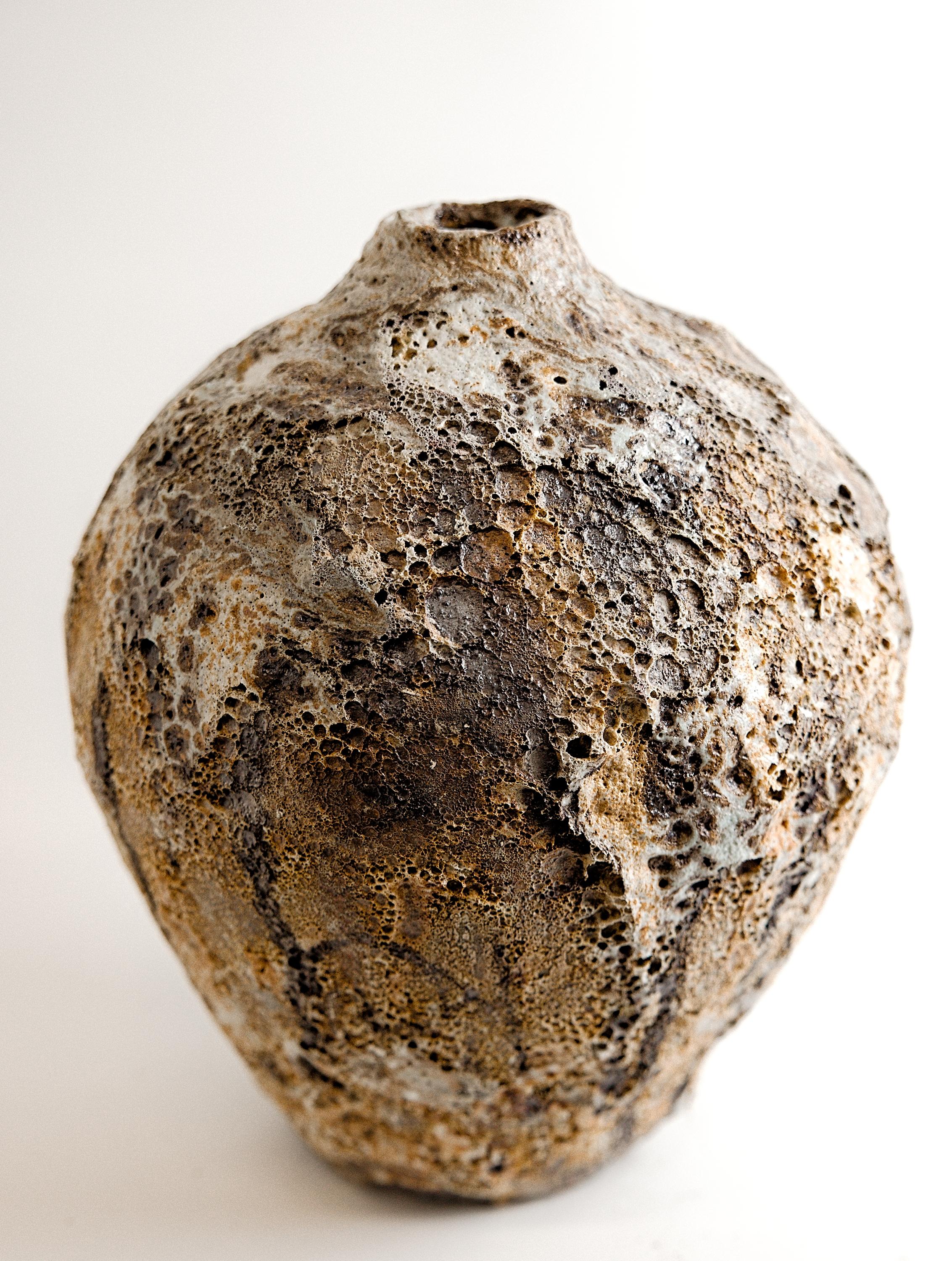 Vaso antico - Vaso di lava fatto a mano II in vendita 4