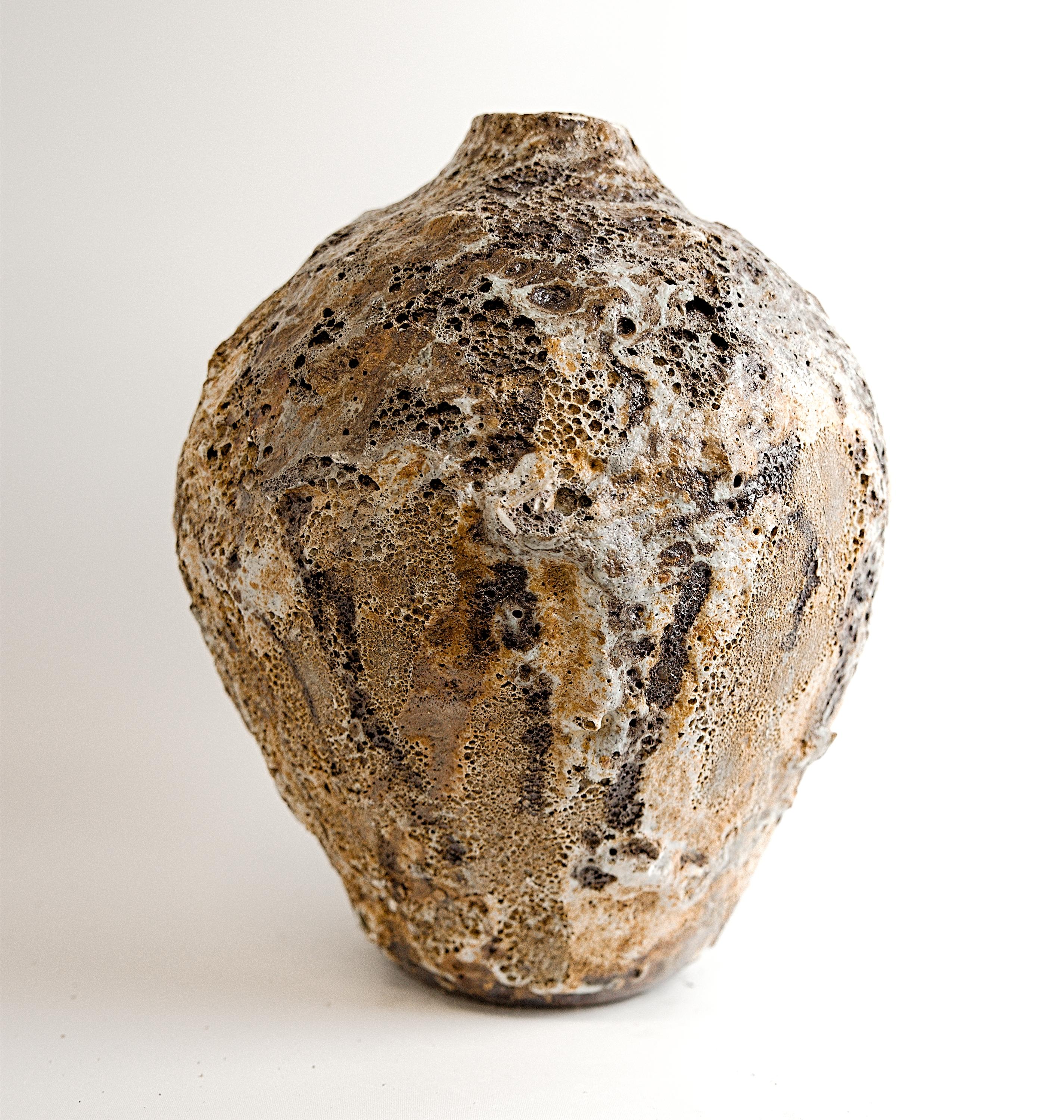 Trovata come un'antica reliquia... creata con lastre di argilla trovate in tutto lo Studio.
Smaltato e rifinito con un mix di colori e texture in bronzo antico e moka 
su argilla al cioccolato scuro.
 
 
 
Questo vaso o ciotola in ceramica fatto a