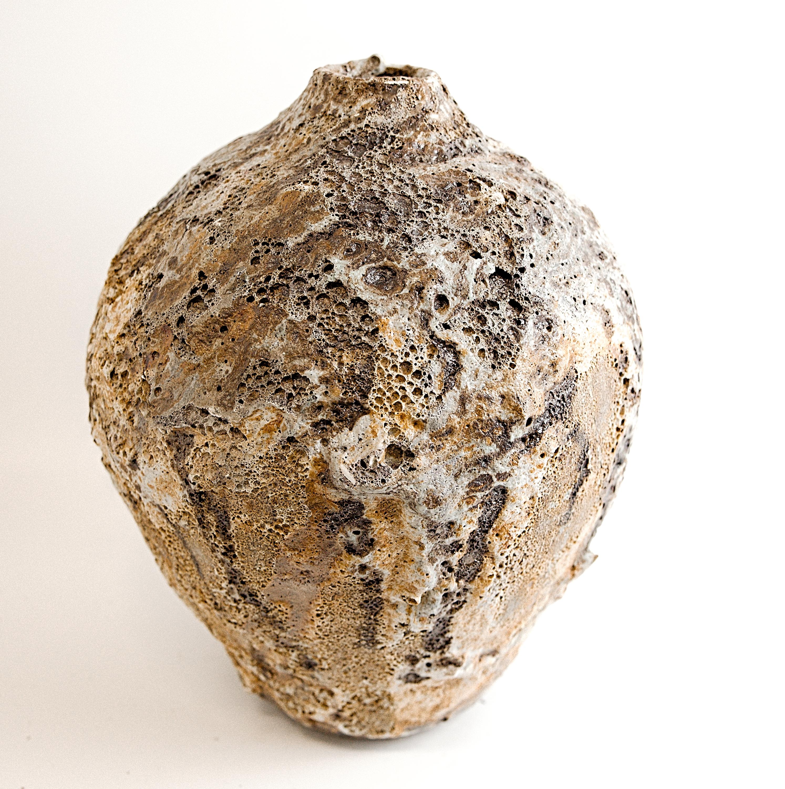 Organico moderno Vaso antico - Vaso di lava fatto a mano II in vendita