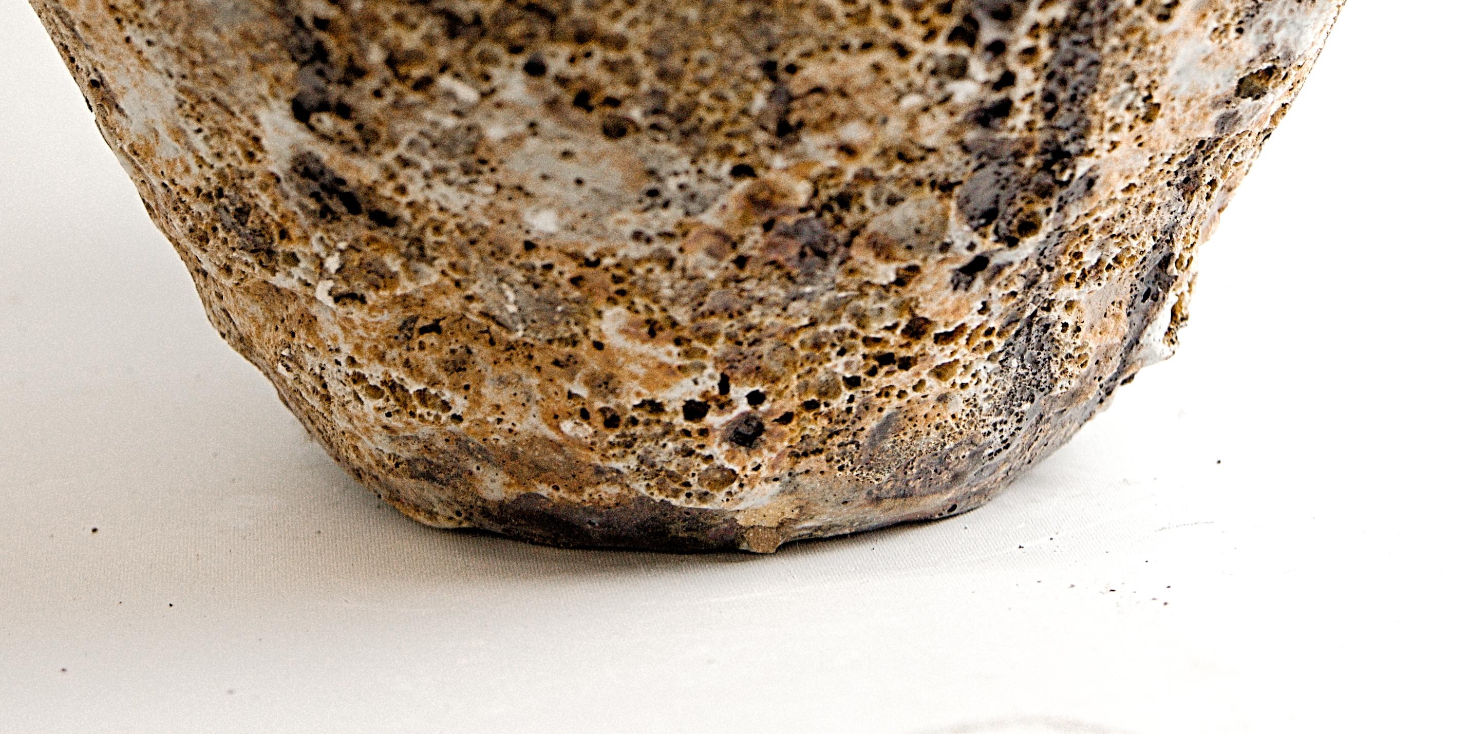 Vaso antico - Vaso di lava fatto a mano II In condizioni Nuovo in vendita a Van Nuys, CA