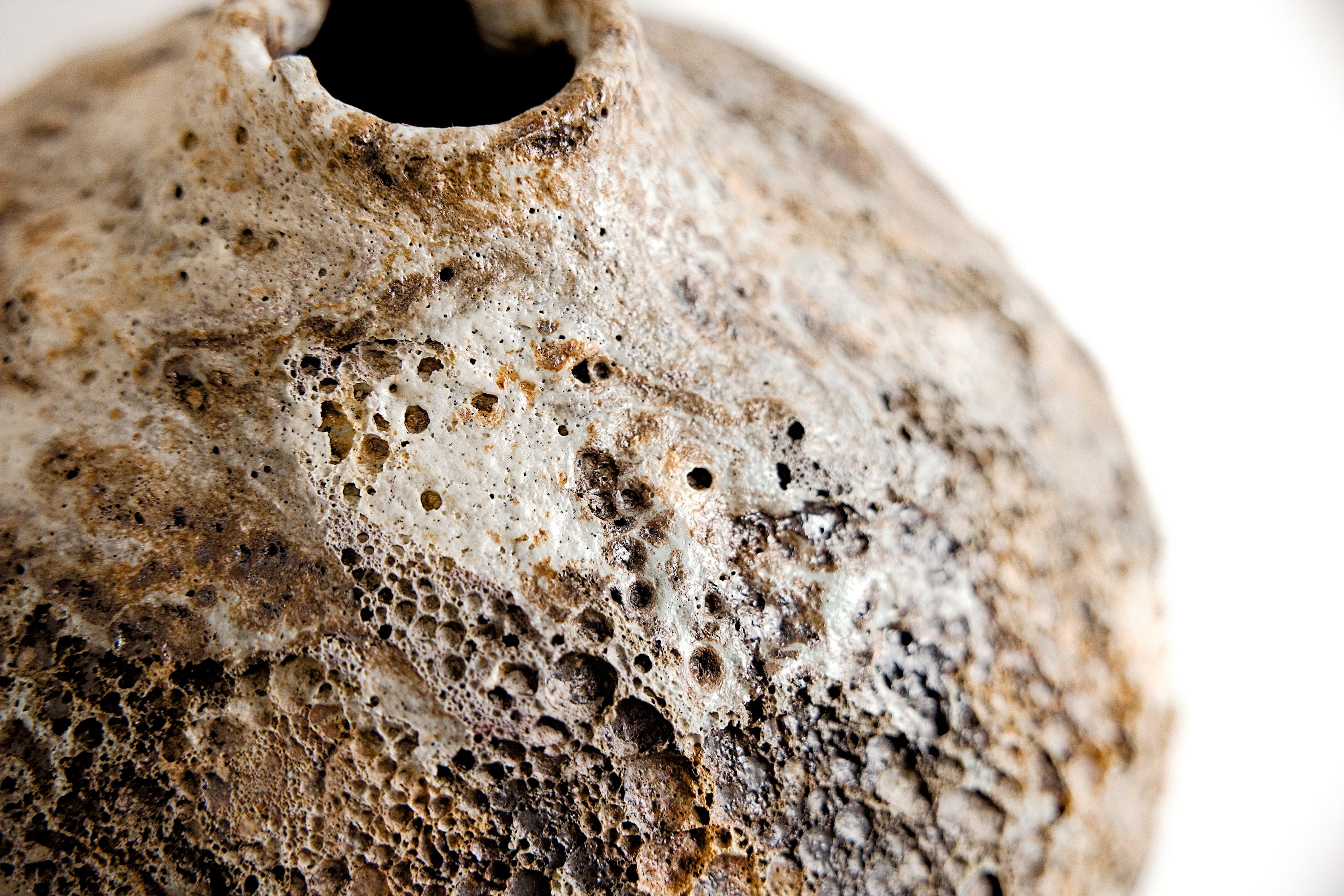 Vaso antico - Vaso di lava fatto a mano II in vendita 1