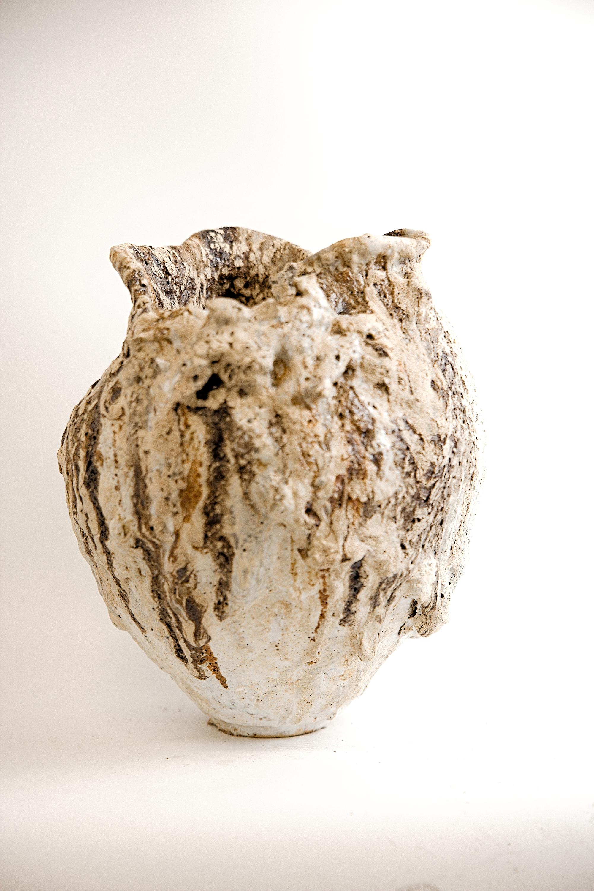 Organico moderno Vaso antico - Vaso di lava fatto a mano III in vendita