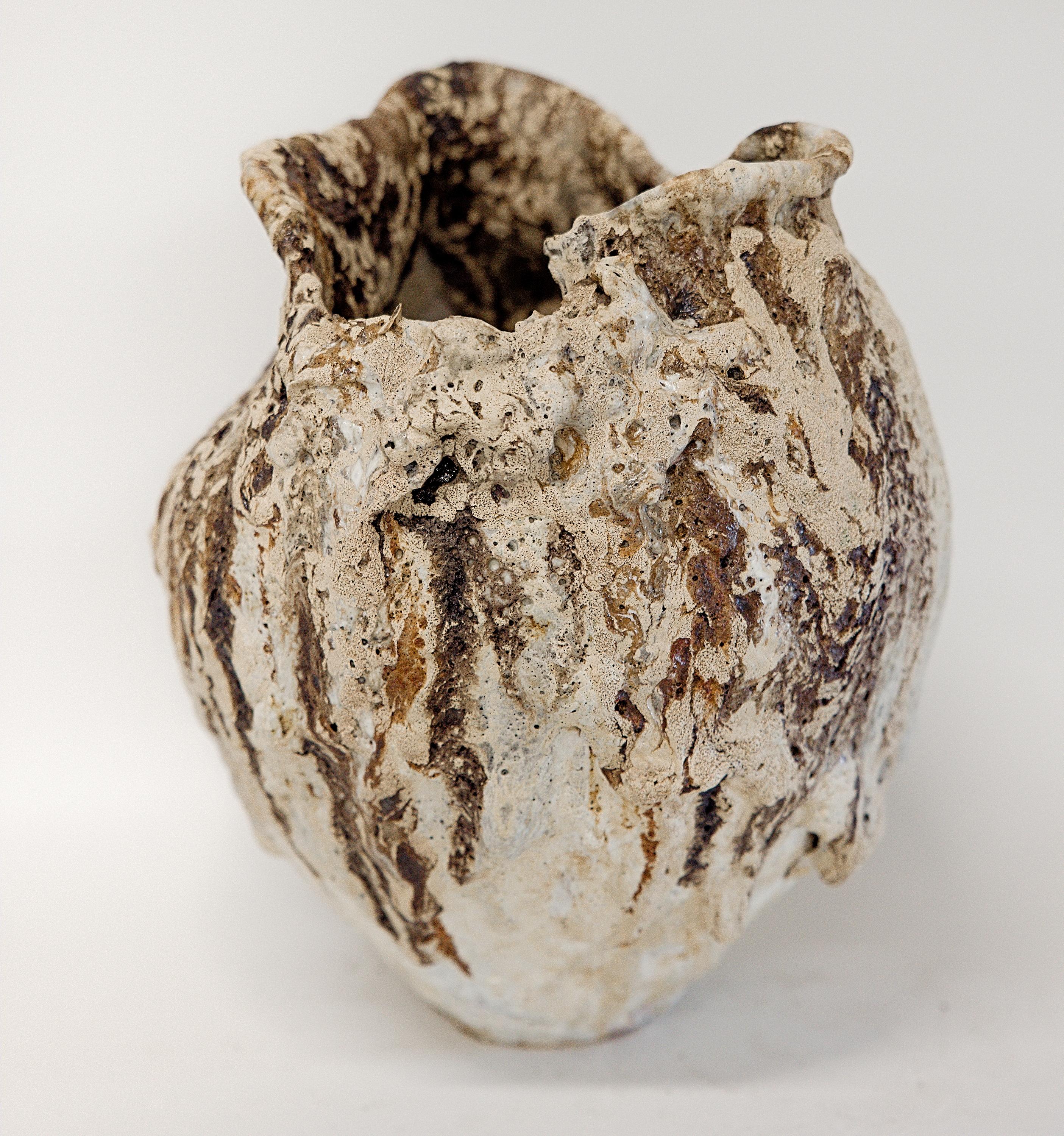 Americano Vaso antico - Vaso di lava fatto a mano III in vendita