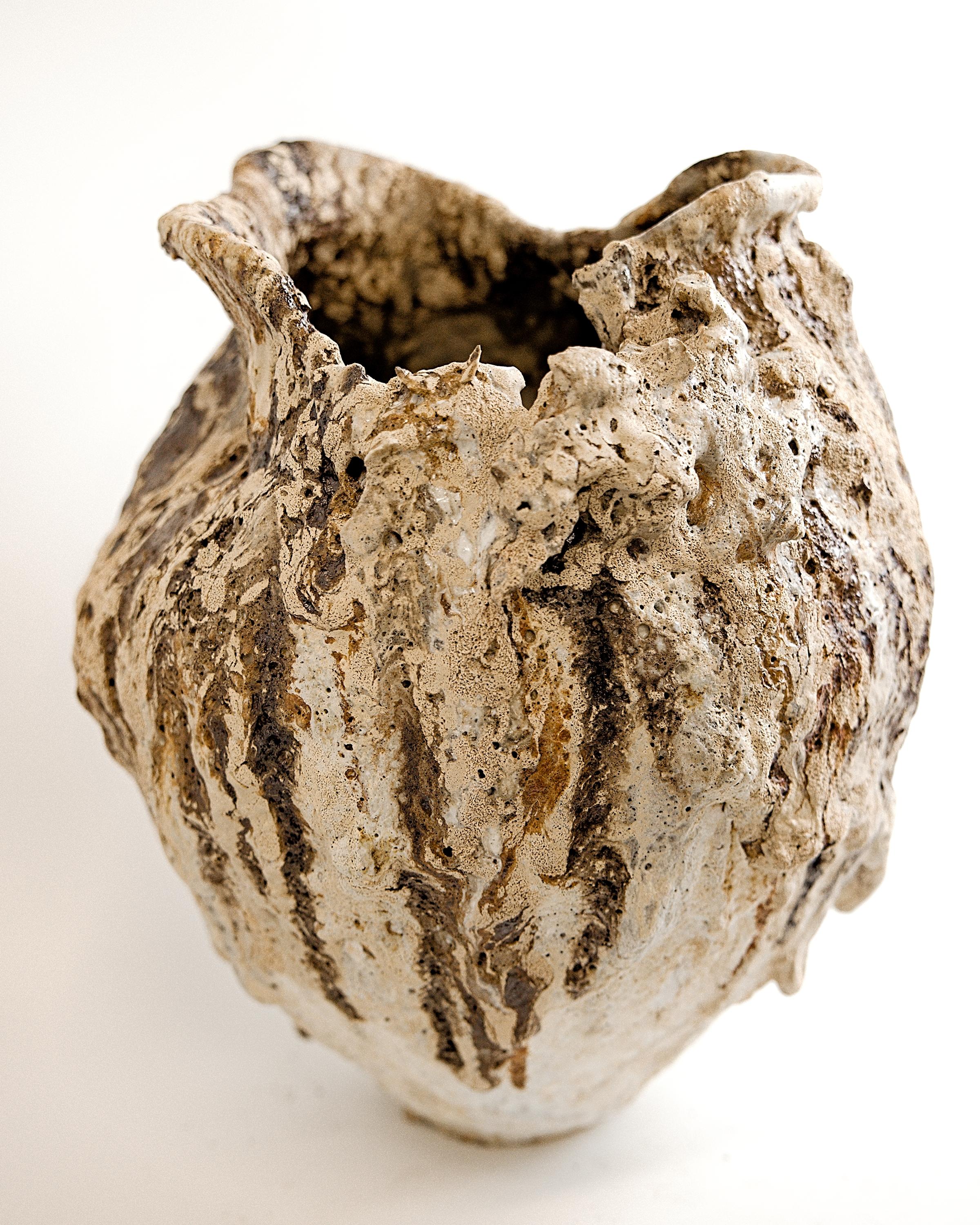 Vaso antico - Vaso di lava fatto a mano III In condizioni Nuovo in vendita a Van Nuys, CA