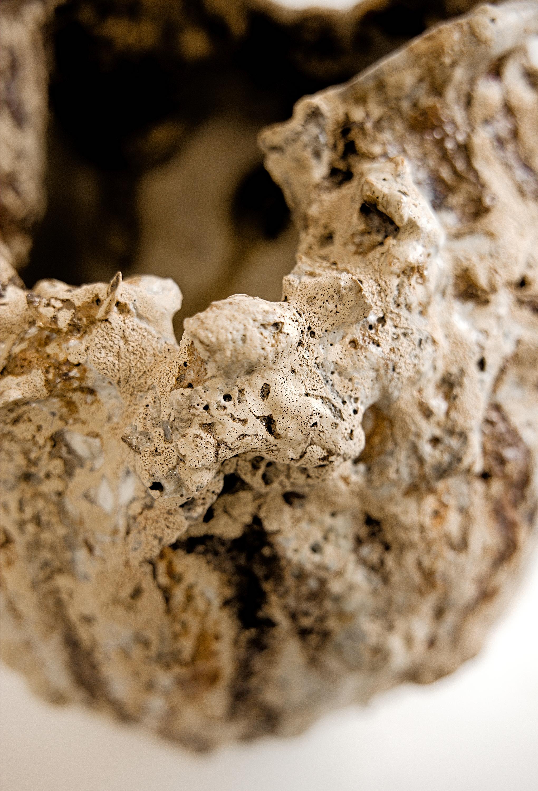 XXI secolo e contemporaneo Vaso antico - Vaso di lava fatto a mano III in vendita