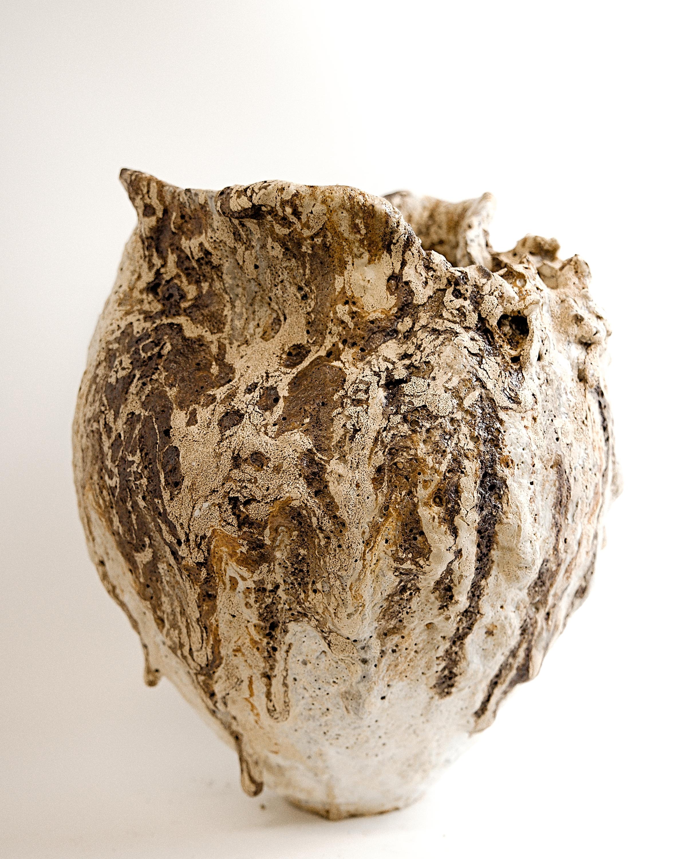 Ceramica Vaso antico - Vaso di lava fatto a mano III in vendita