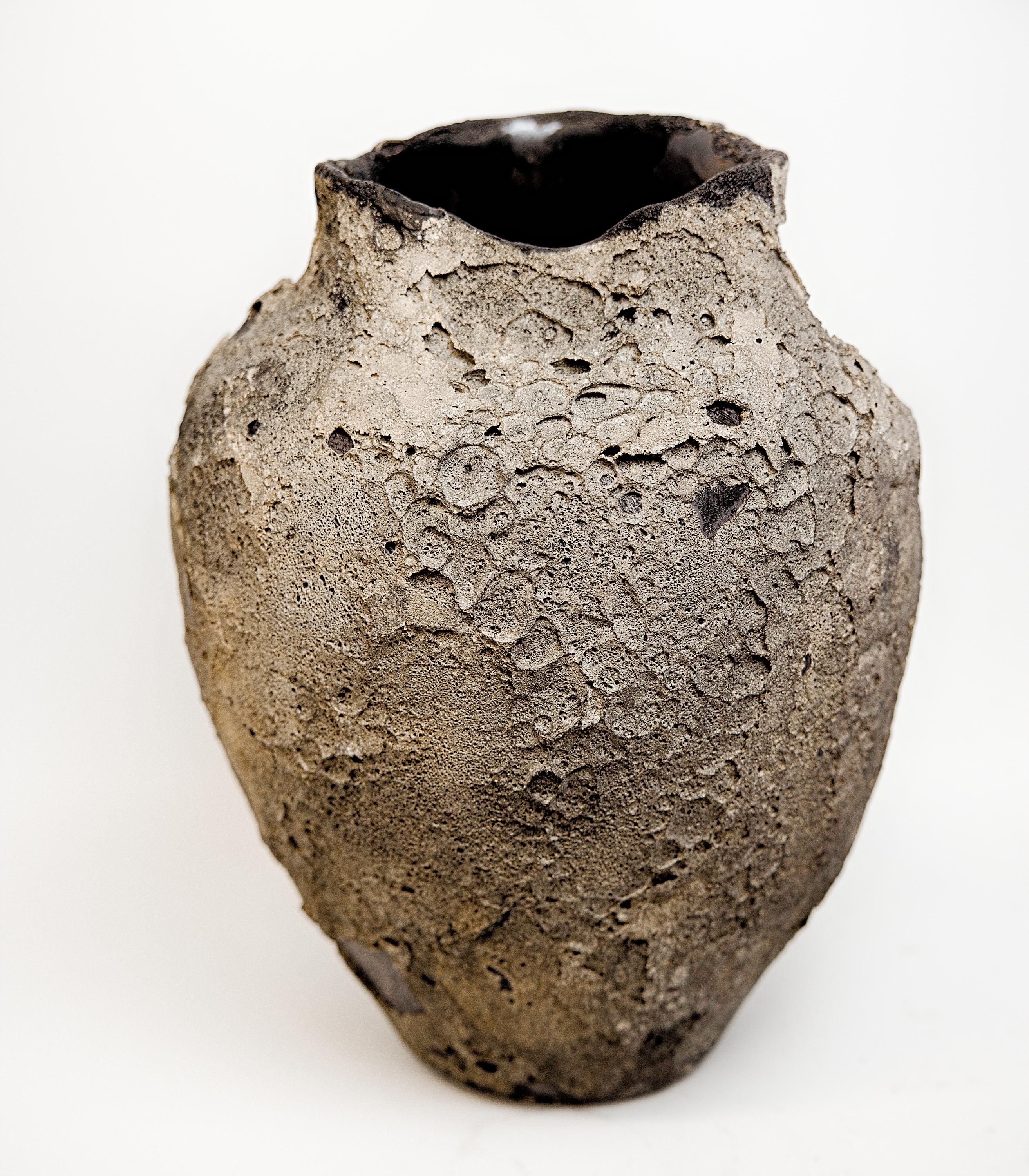 Trovata come un'antica reliquia... creata con lastre di argilla trovate in tutto lo Studio.
Smaltato e rifinito con un mix di colori e texture in bronzo antico e moka 
su argilla al cioccolato scuro.
 
 
 
Questo vaso o ciotola in ceramica fatto a