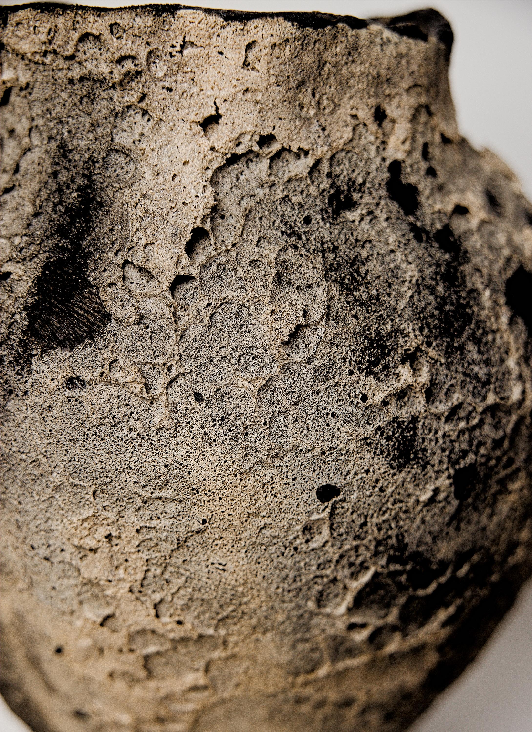 XXI secolo e contemporaneo Vaso antico - Vaso di Lave fatto a mano in vendita
