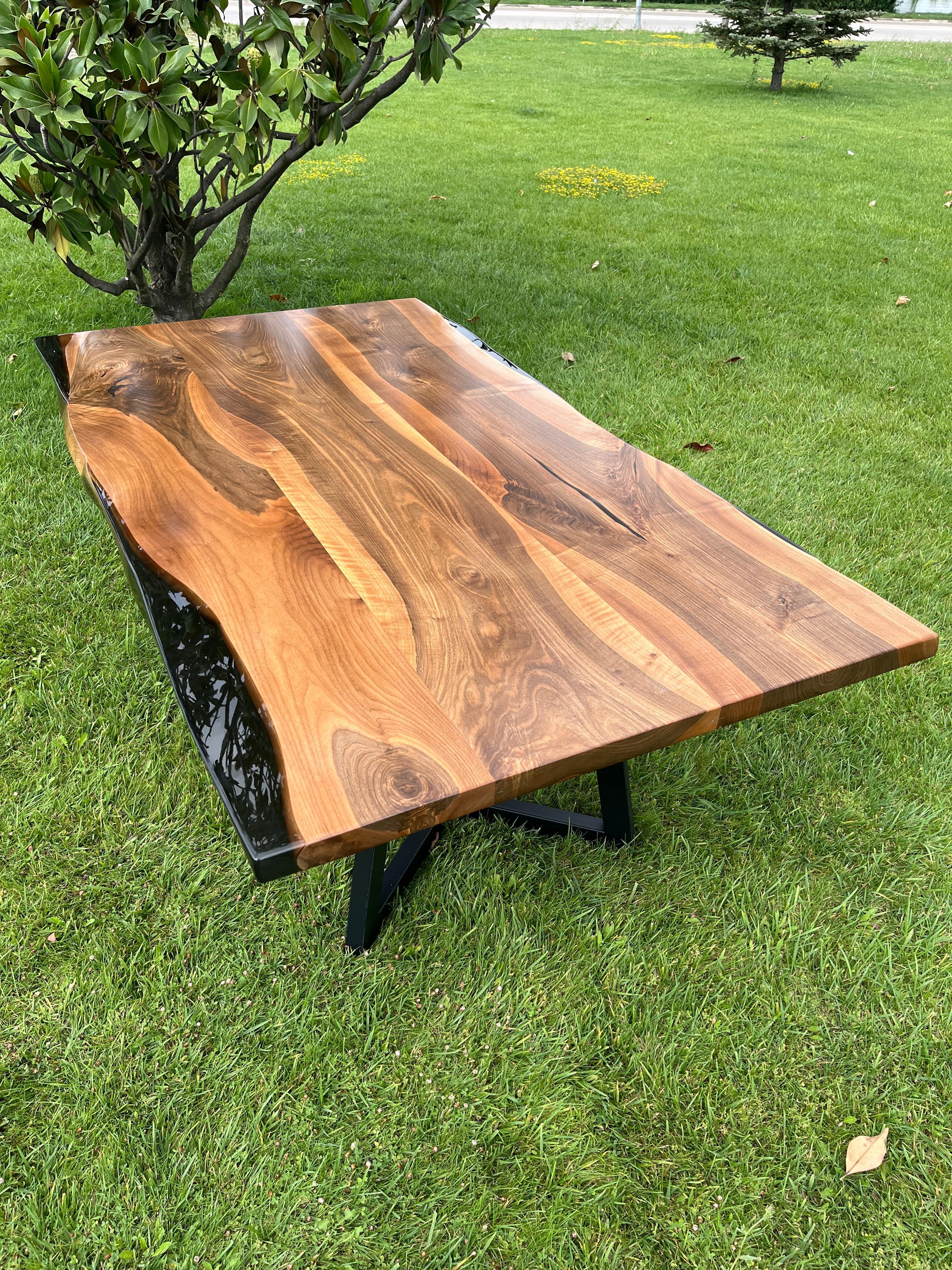 LEBENDIGE KANTE ESSTISCH AUS NUSSBAUM NACH MASS

Dieser Tisch ist aus natürlichen Walnussplatten gefertigt. 

Einige Nussbaumplatten sind von natürlicher Schönheit, da ihre eine Seite eine große Rundung aufweist. Dies ist einer von ihnen! 

Wir