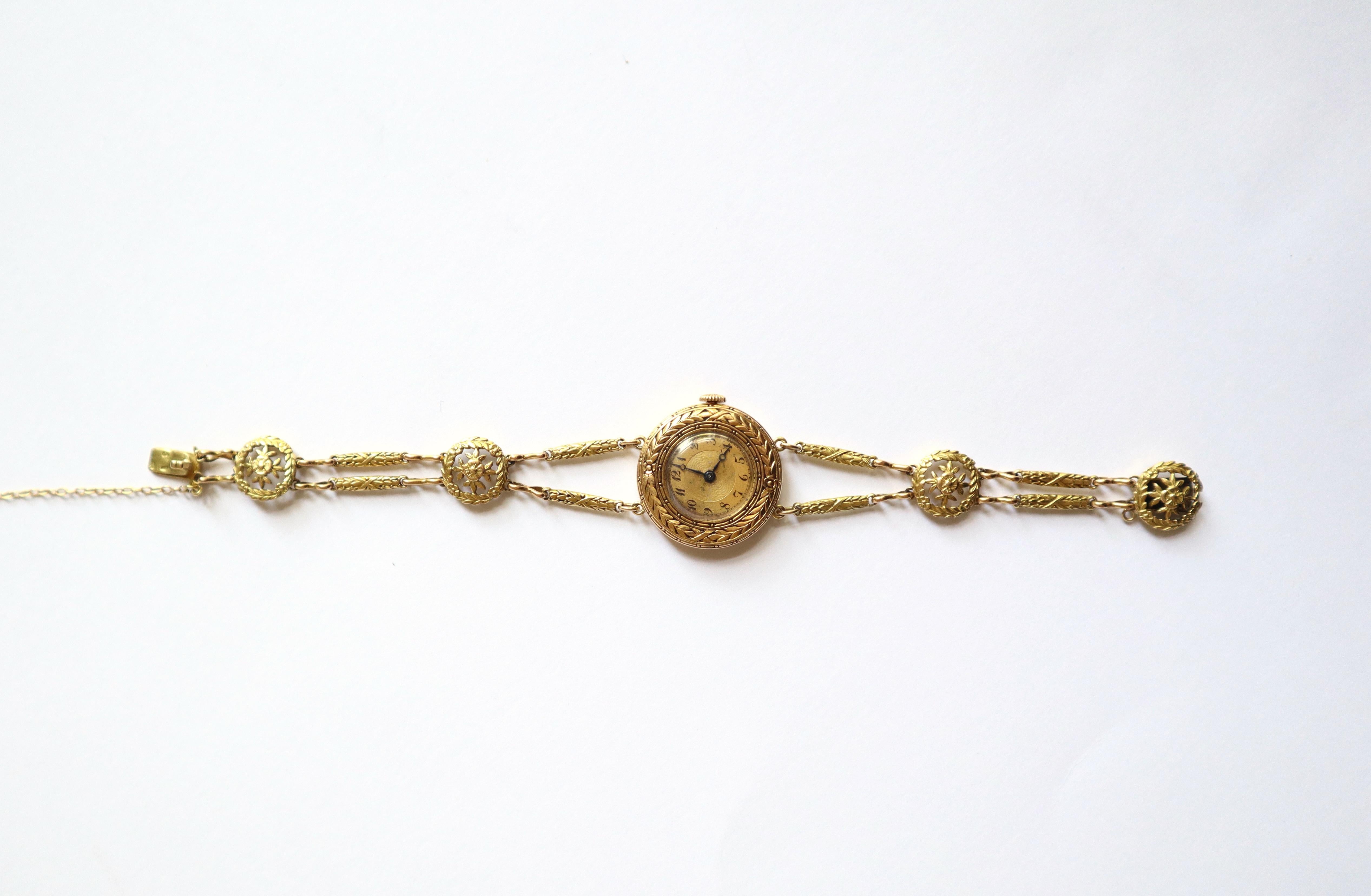 Ancient Woman Watch in 18K Yellow Gold Circa 1900 In Good Condition For Sale In Paris, FR