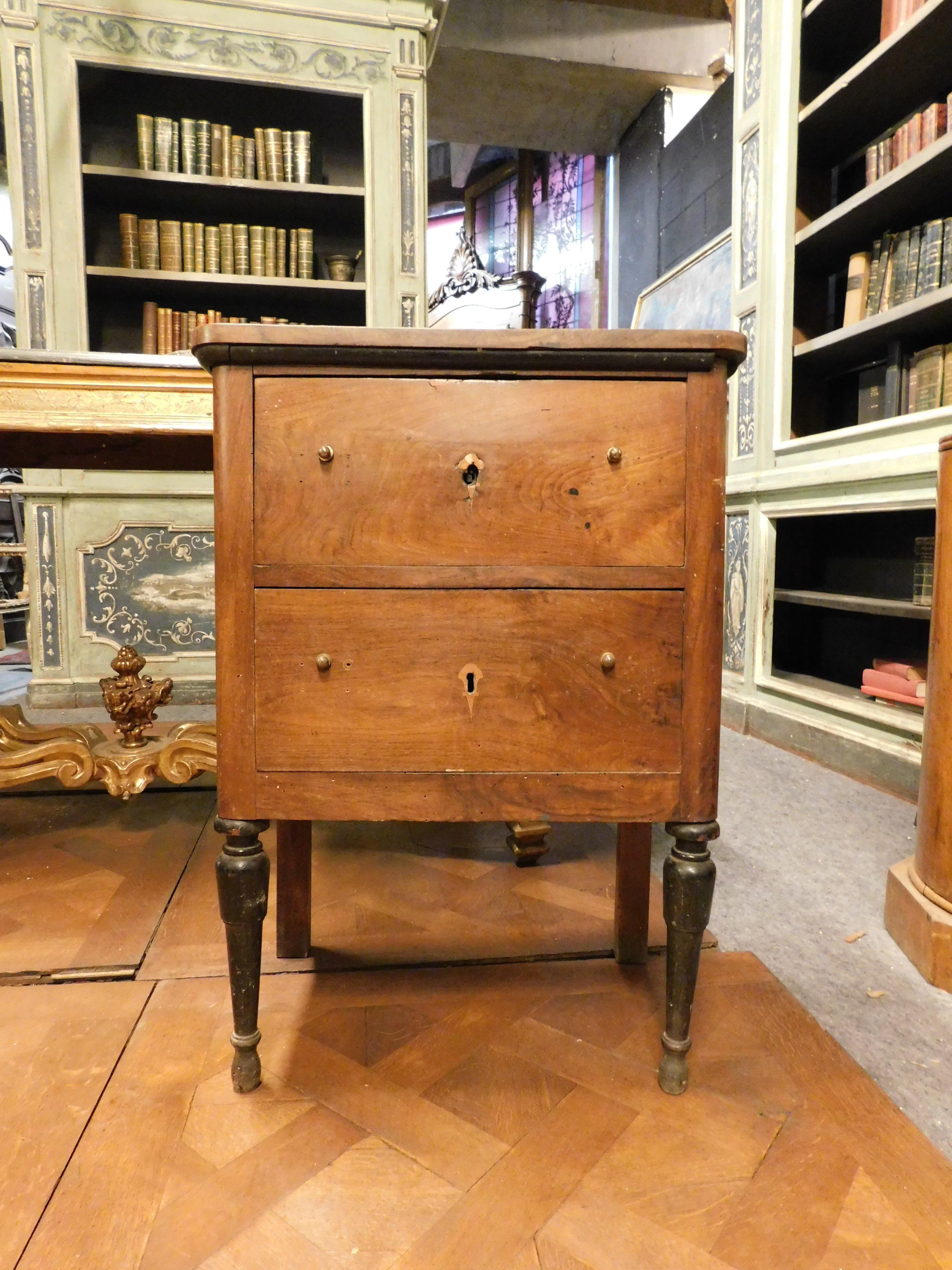 Antique bedside table in walnut, with two drawers. beautiful patina, turned front legs. Ideal for classic bedrooms but can also be inserted in modern furnishings, contextualizable in offices and other areas of the house. first half of the 19th