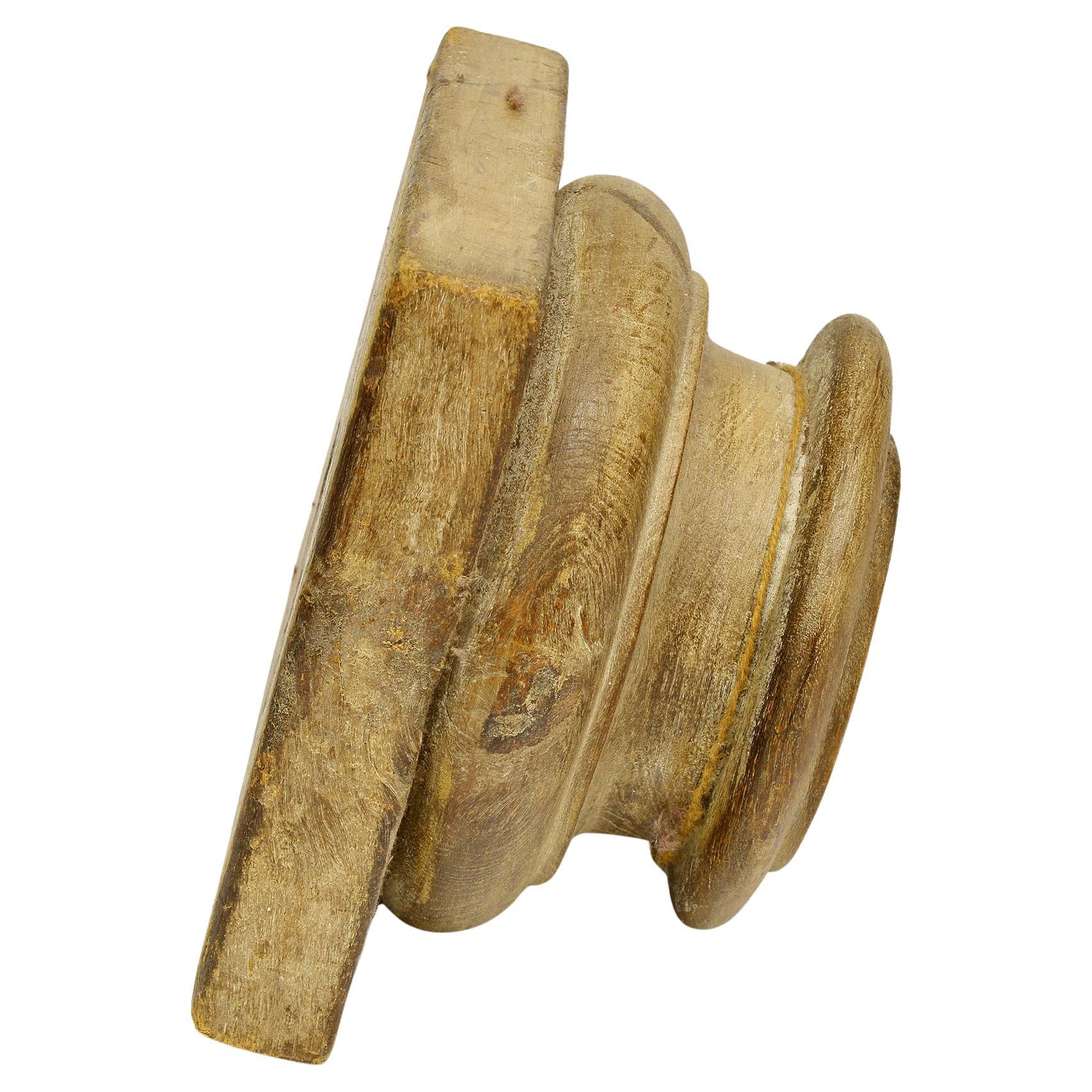 Un antico e semplice capitello in legno, da utilizzare come vuoi: in una struttura a parete, come base per una scultura; su una colonna in giardino o alla sua base, perché è in teak.
Guarda gli altri: buoni prezzi per le attività di chiusura!

rif.