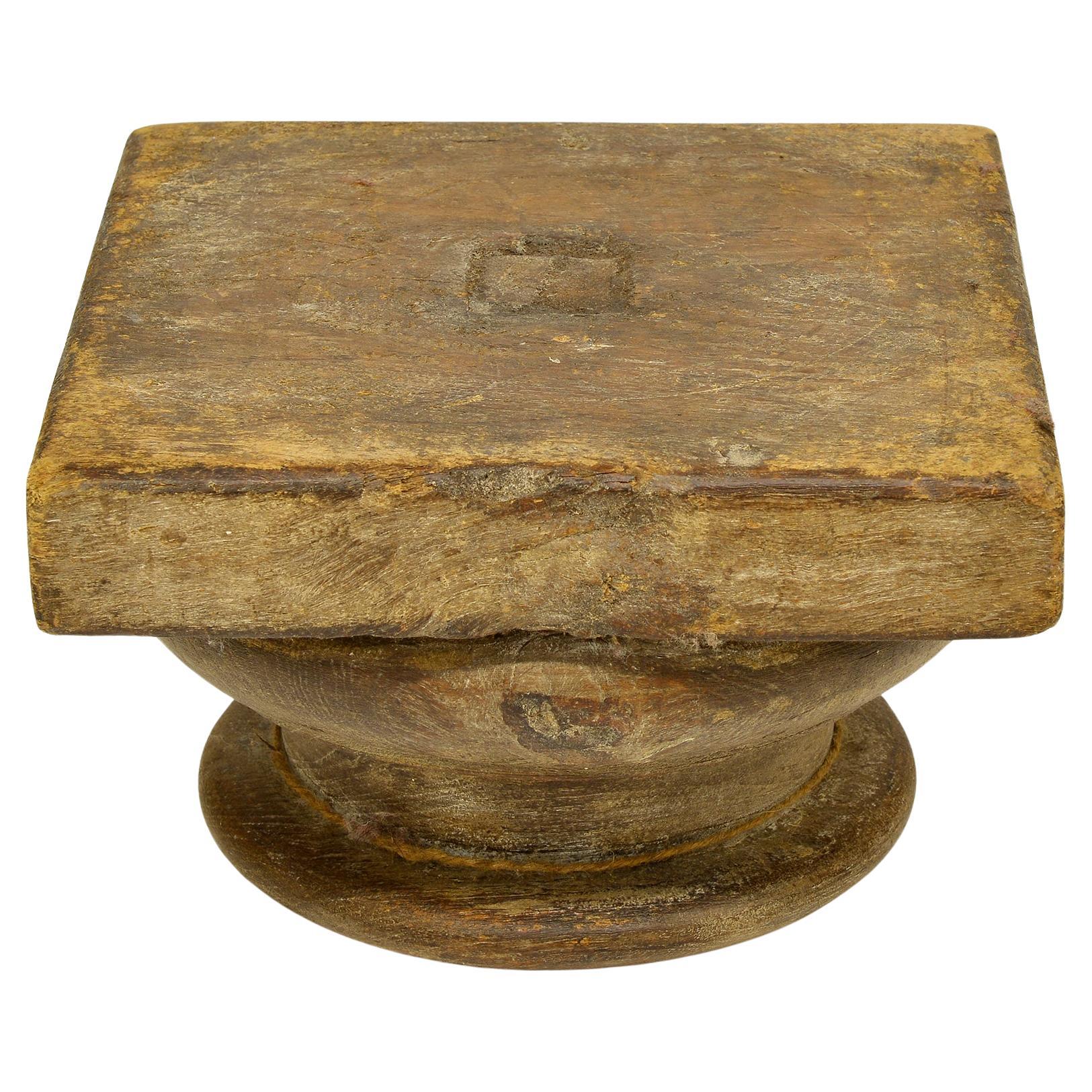 Antiguo capitel de madera
