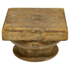 Antiguo capitel de madera