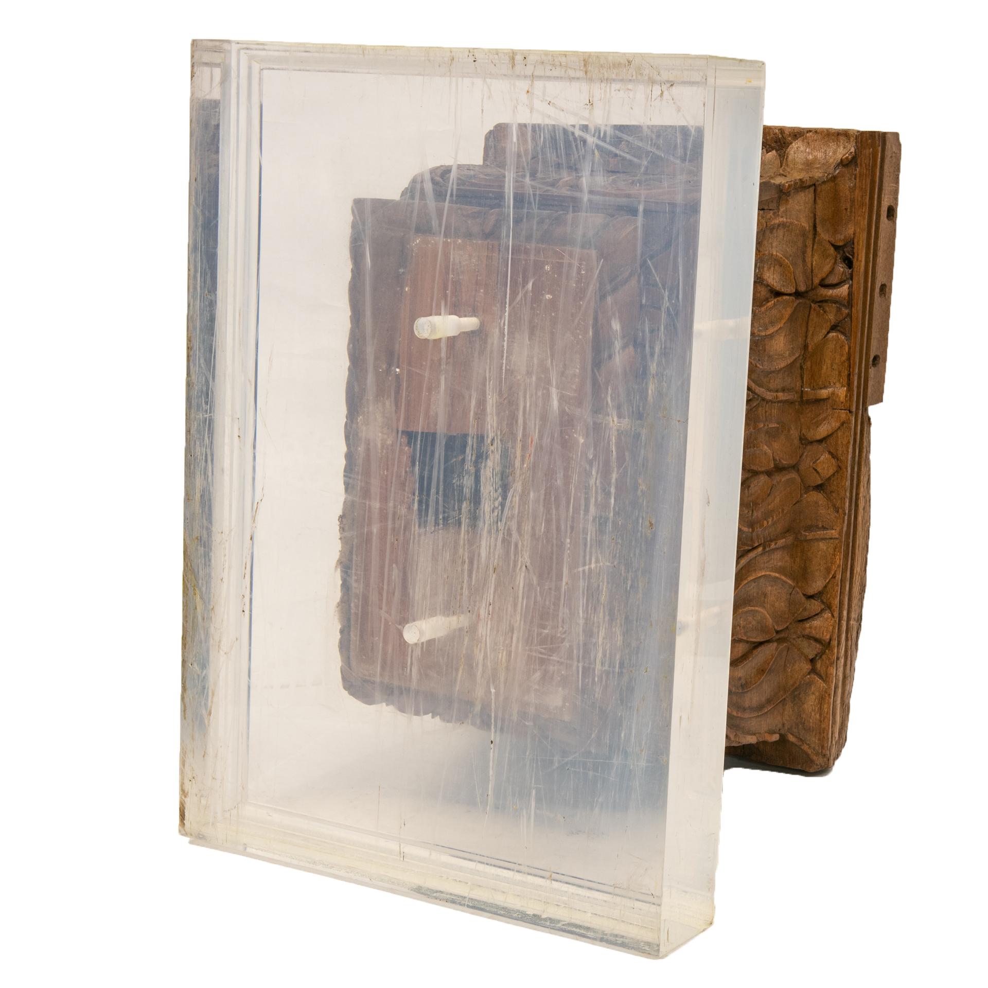 Ancienne chapiteau en bois sur base en plexiglas en vente 2