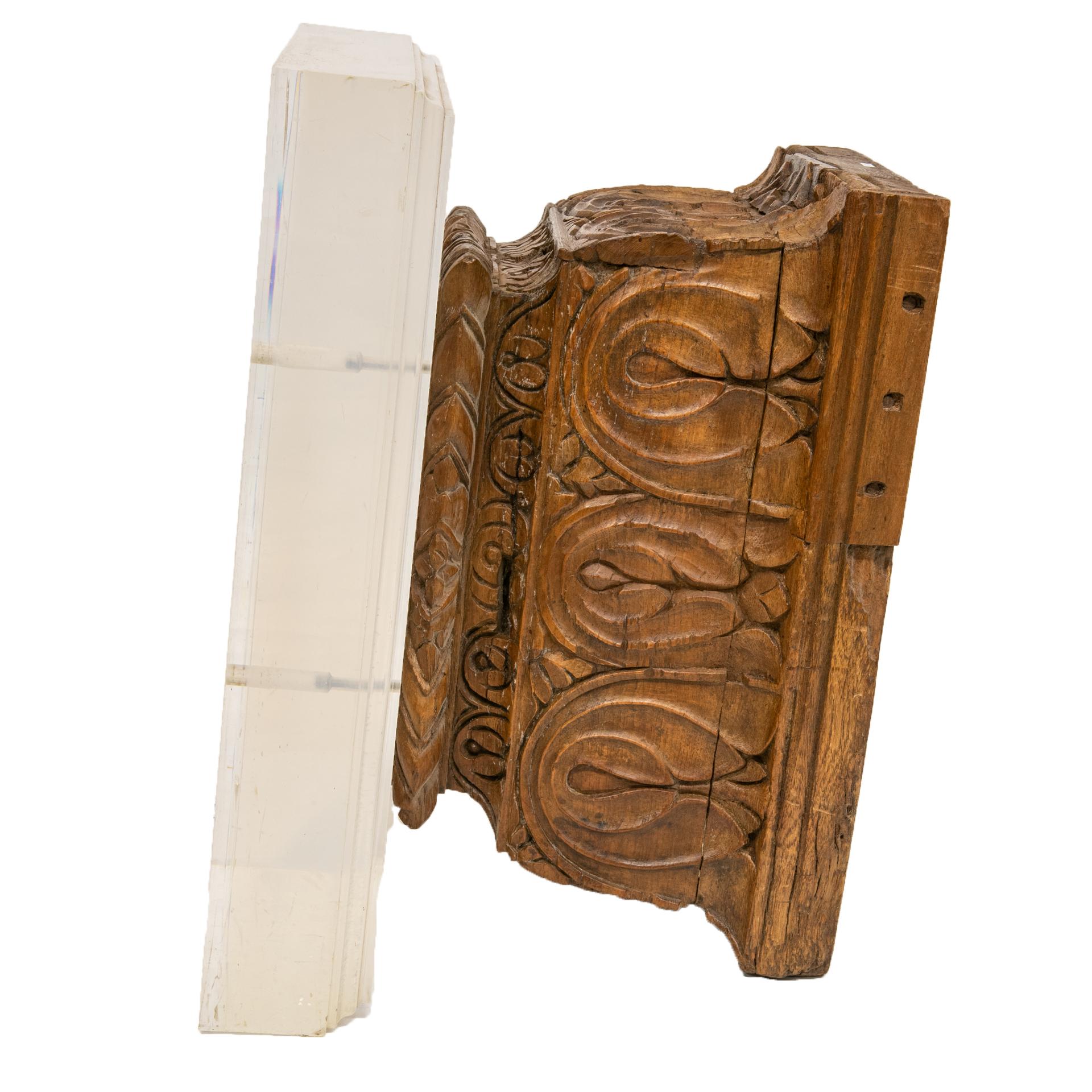 Ancienne chapiteau en bois sur base en plexiglas en vente 3