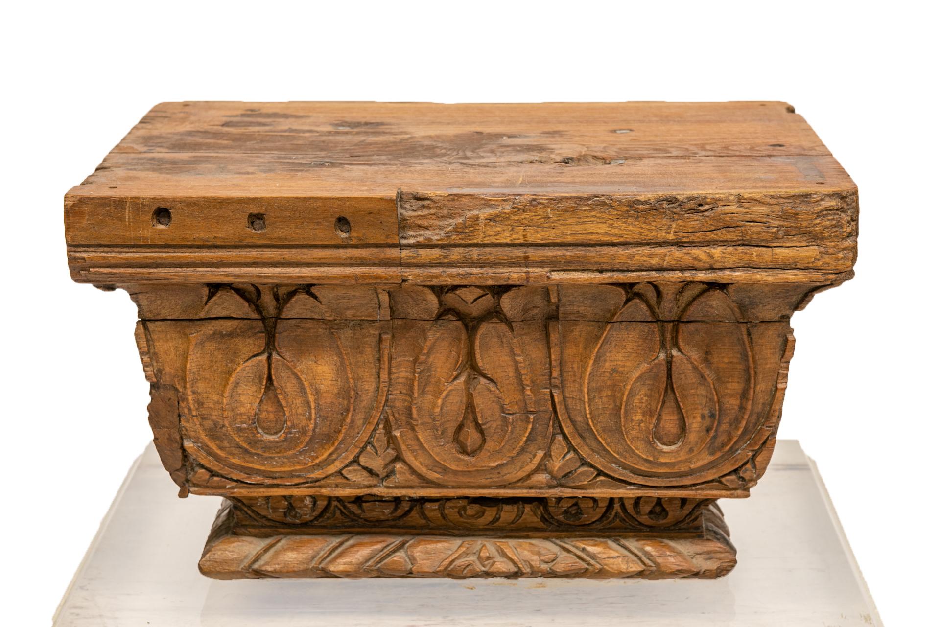 Ancien chapiteau indien en bois (cm. 52 x 34 x h.30) du XVIIIe siècle, placé sur une base spéciale en plexiglas, pour obtenir une hauteur adéquate : pour une sculpture importante (même moderne) ou pour une table de cocktail (avec plateau en
