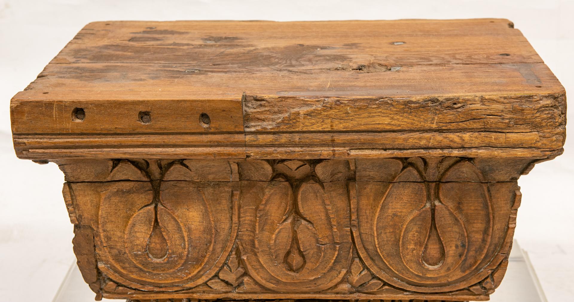 Agra Ancienne chapiteau en bois sur base en plexiglas en vente