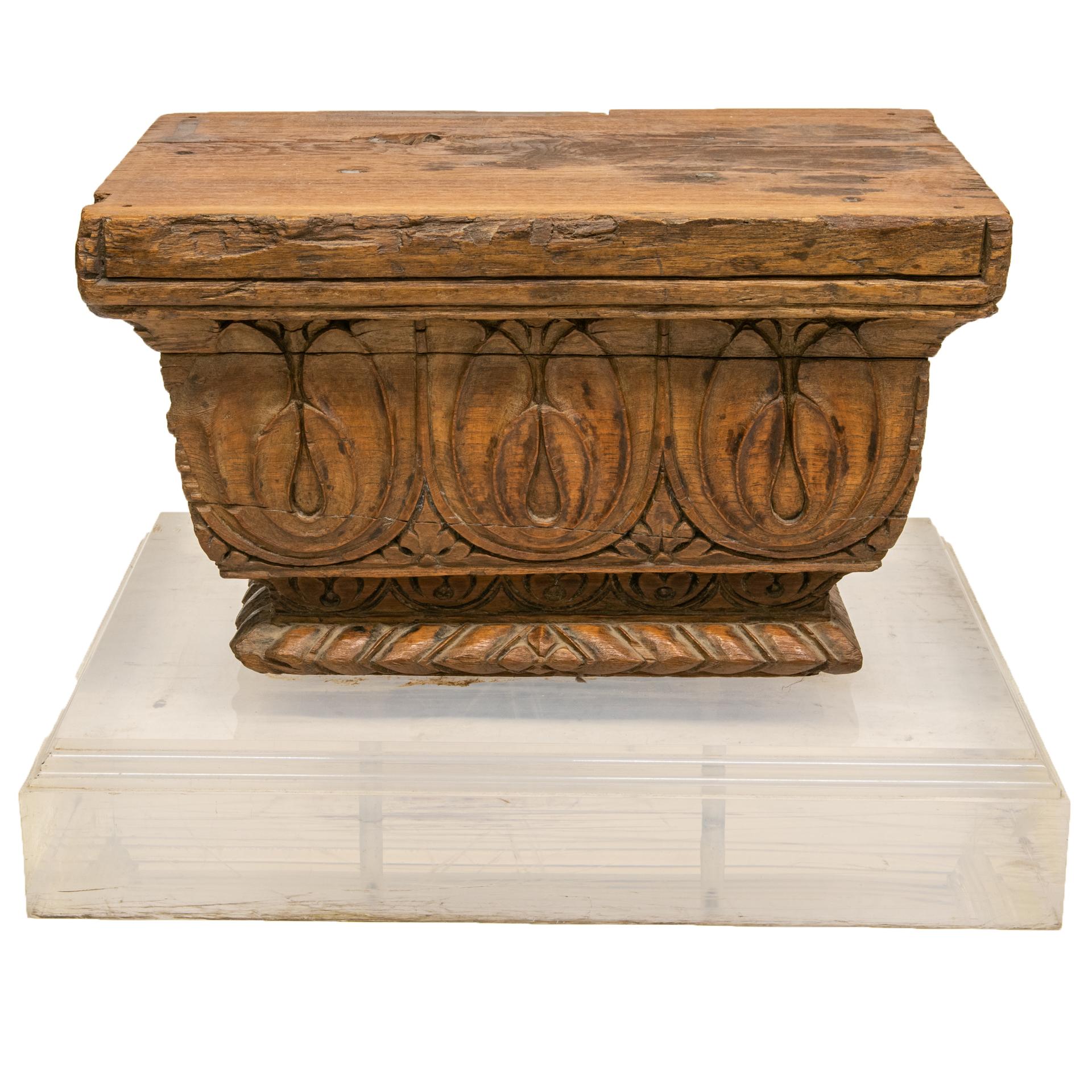 XVIIIe siècle Ancienne chapiteau en bois sur base en plexiglas en vente