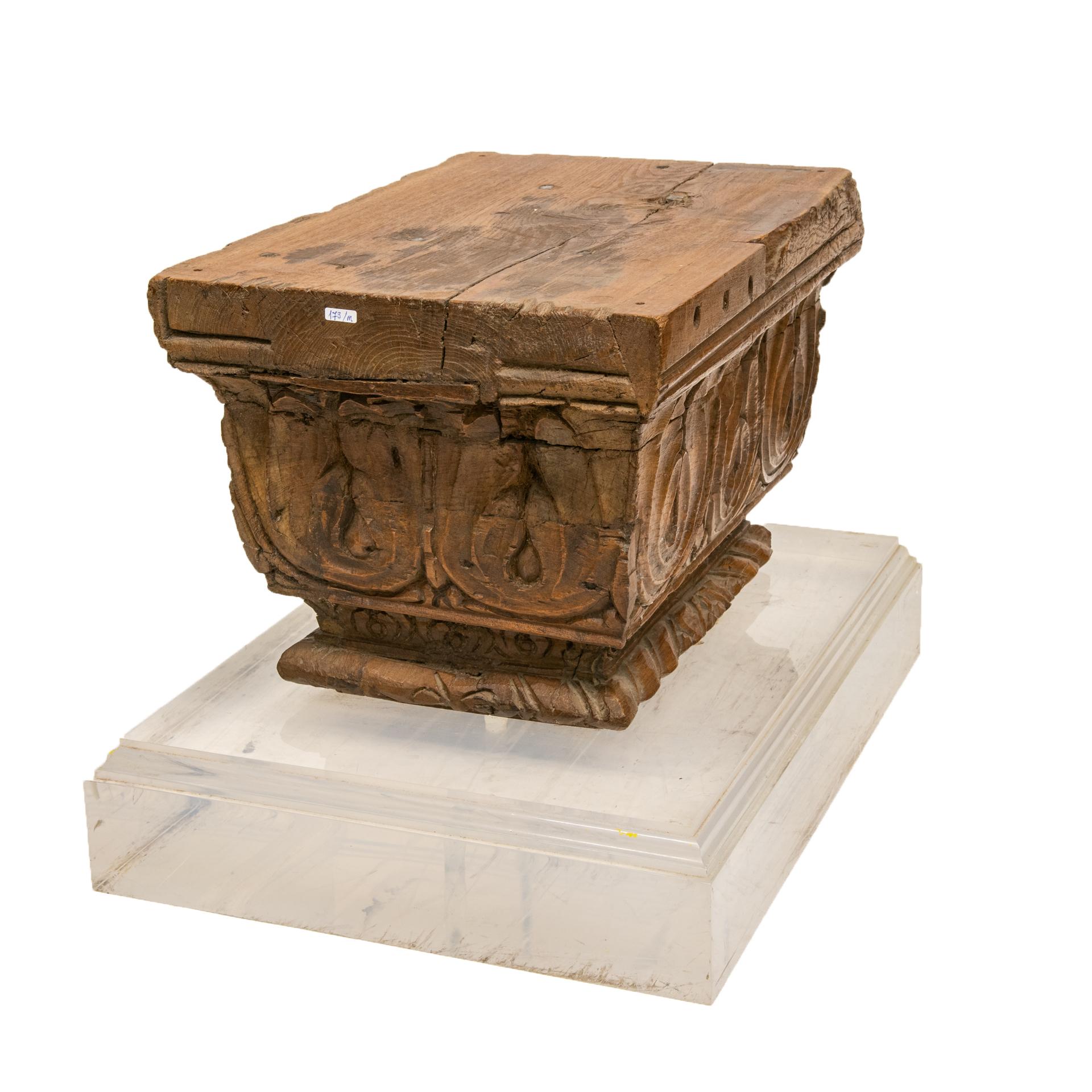 Teck Ancienne chapiteau en bois sur base en plexiglas en vente
