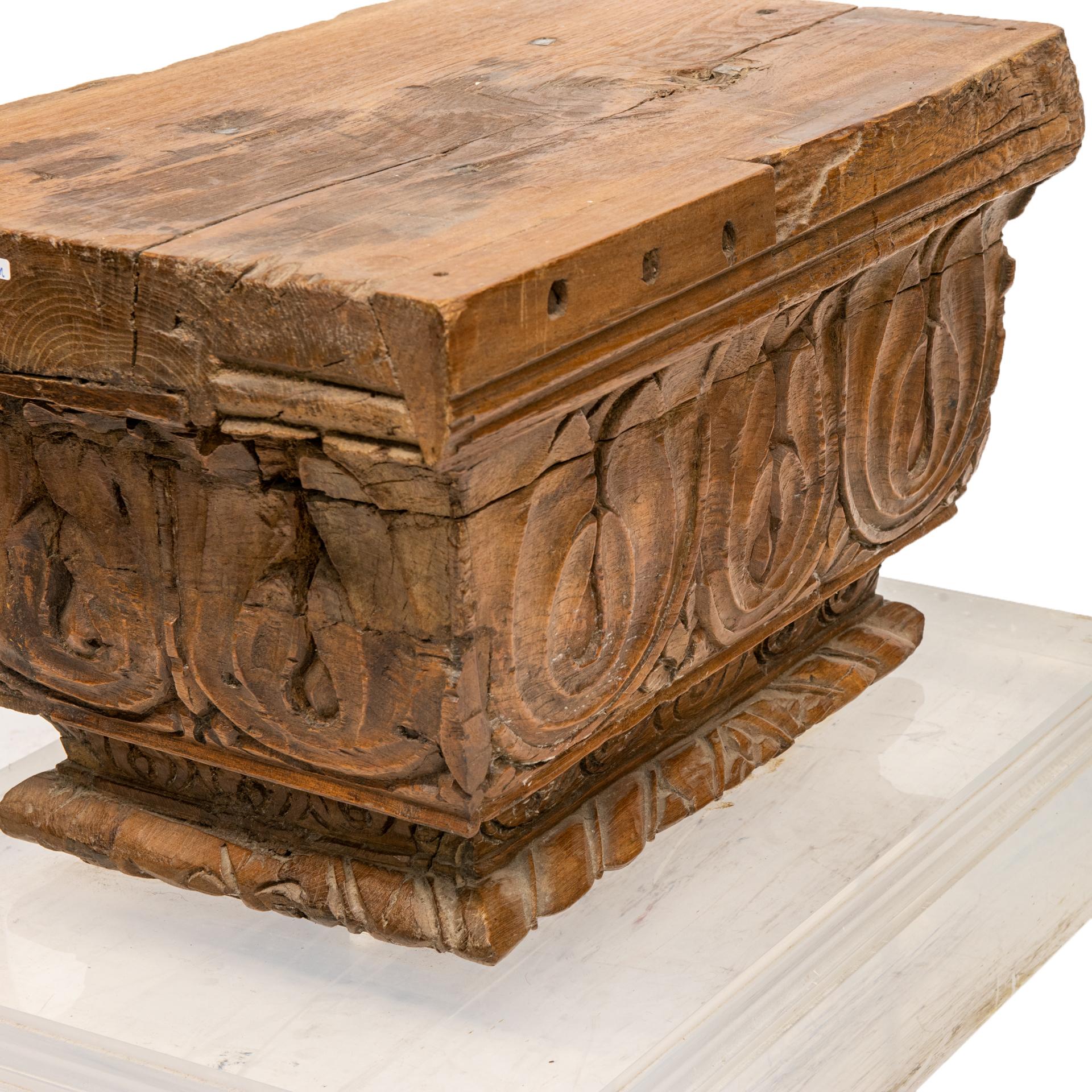Ancienne chapiteau en bois sur base en plexiglas en vente 1