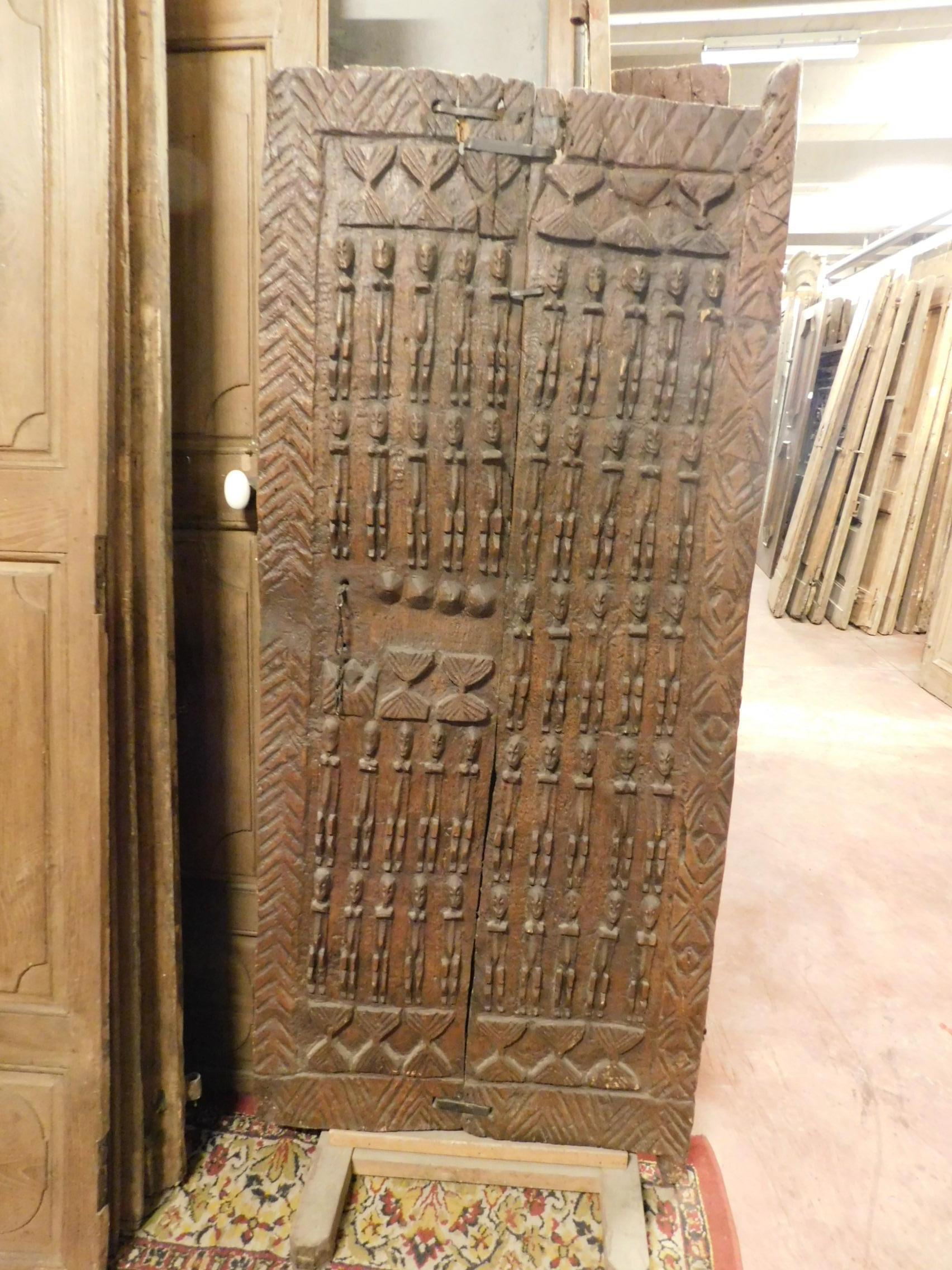 Ancient Wooden Door of African Tribal Chieftain In Good Condition For Sale In Cuneo, Italy (CN)