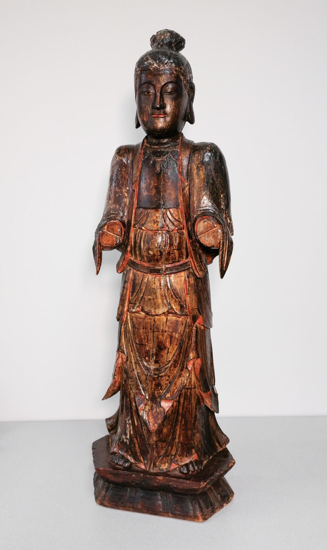 Ancient wooden sculpture
Of the goddess Guan yin,
Still bearing traces
Of polychromy.
China, 17th / 18th century.