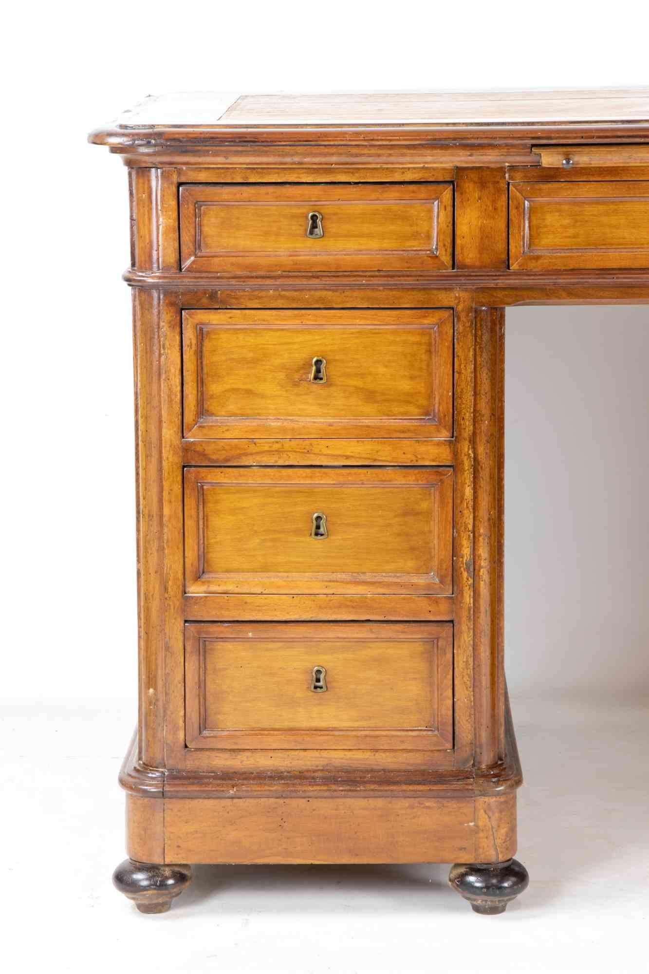 Ancien pupitre réalisé dans le nord de l'Italie au 19e siècle.

Avec tiroirs et portes.

Pieds en forme.

Très bon état.