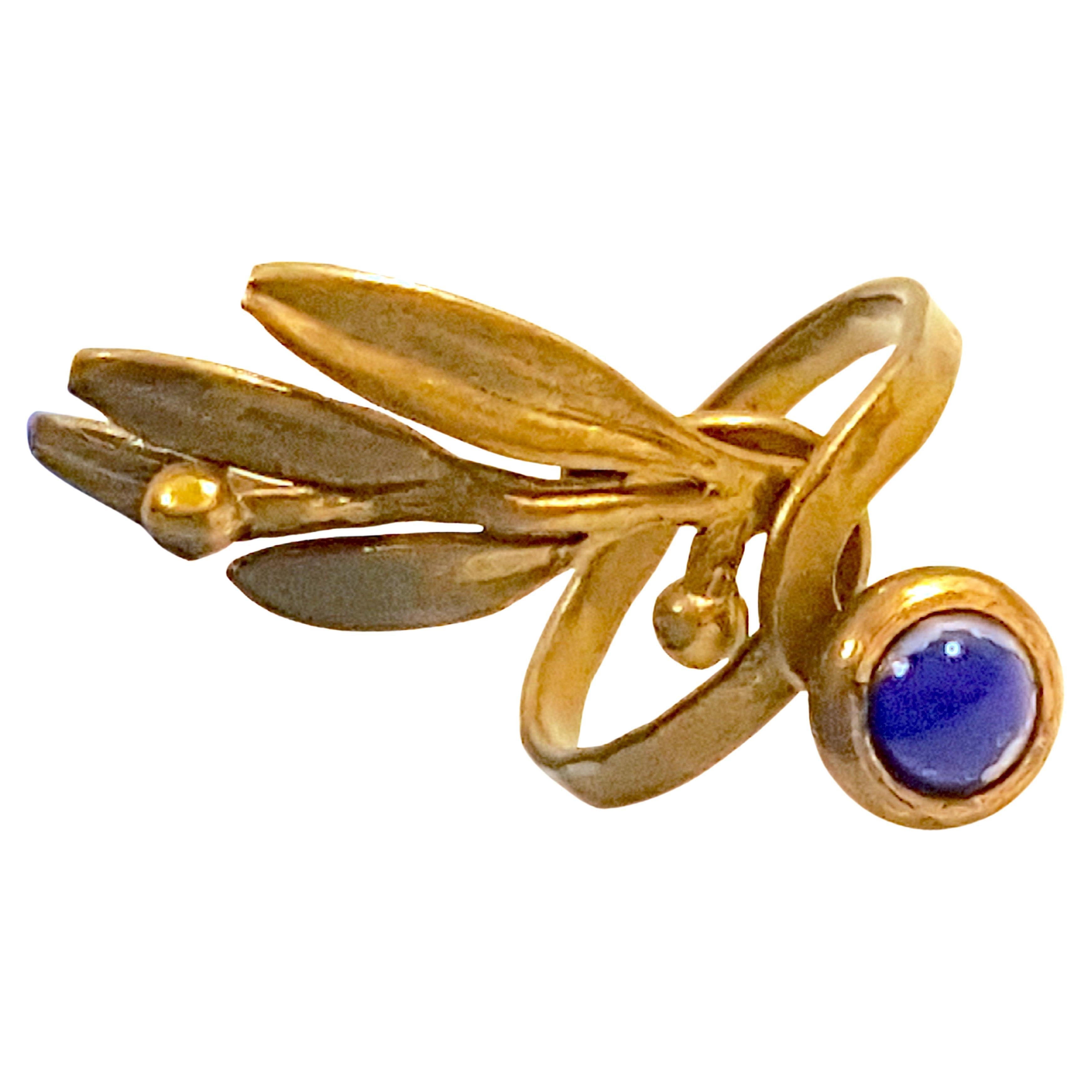 Anello d'oro fatto a mano in stile greco antico con castone a lavorazione aperta e Lapis Cabochon incastonato in vendita