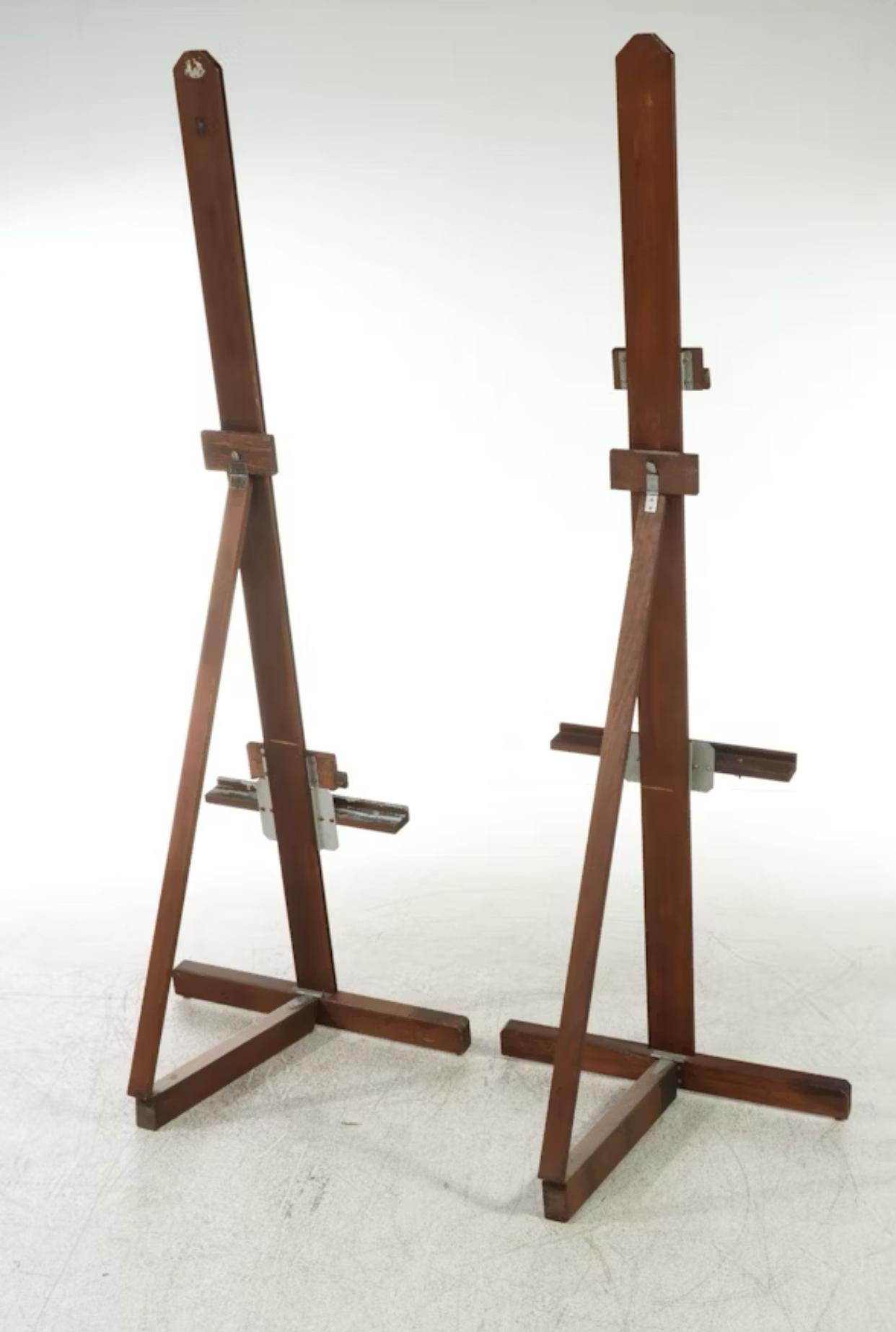 Coppia di cavalletti vintage in legno Anco Wood. Sono stati utilizzati per decenni. Hanno la giusta dose di patina per essere cool. Usato, non maltrattato. Ancora abbastanza funzionale. 